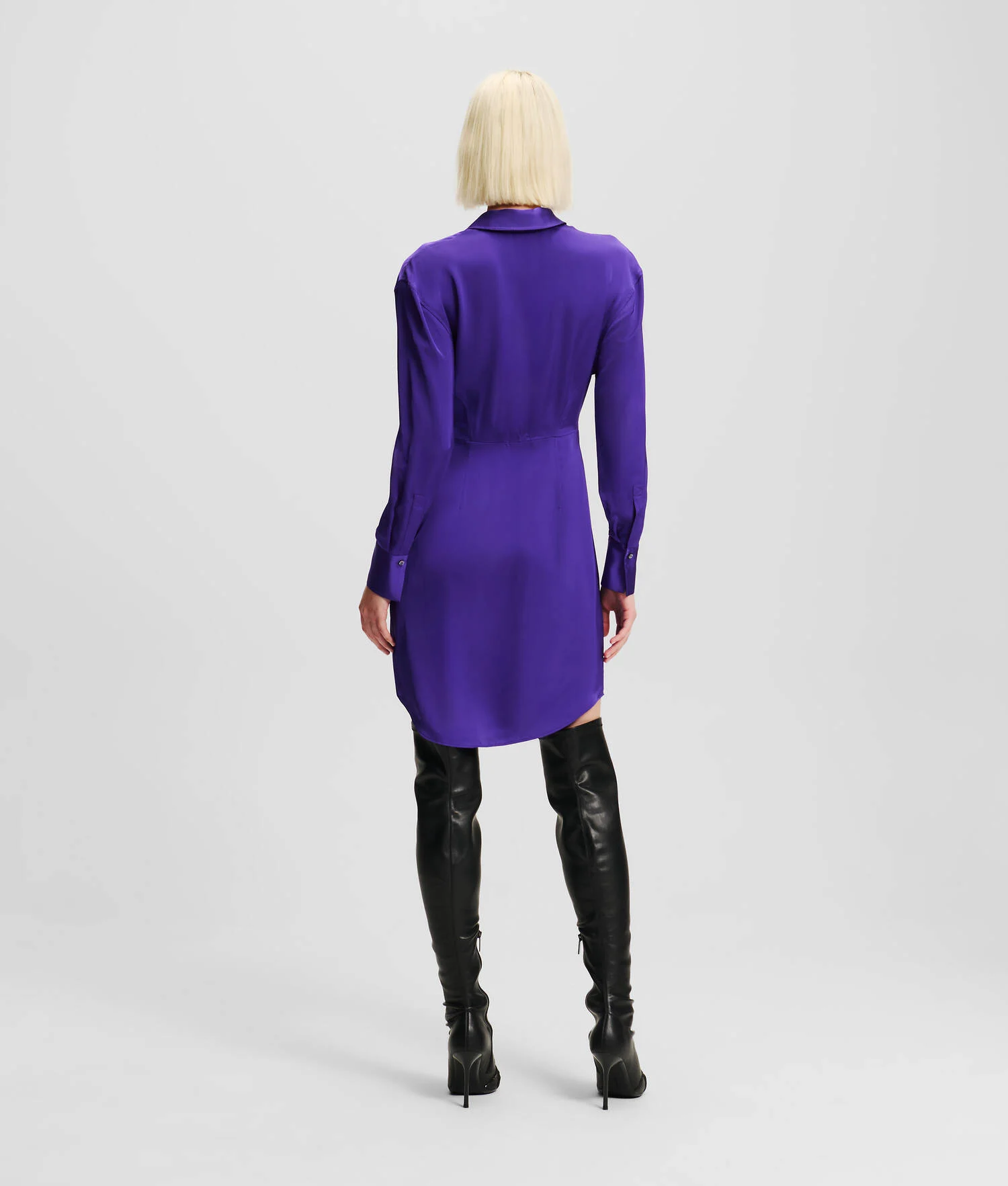 ROBE EN SATIN AVEC CHAÎNE KARL SIGNATURE