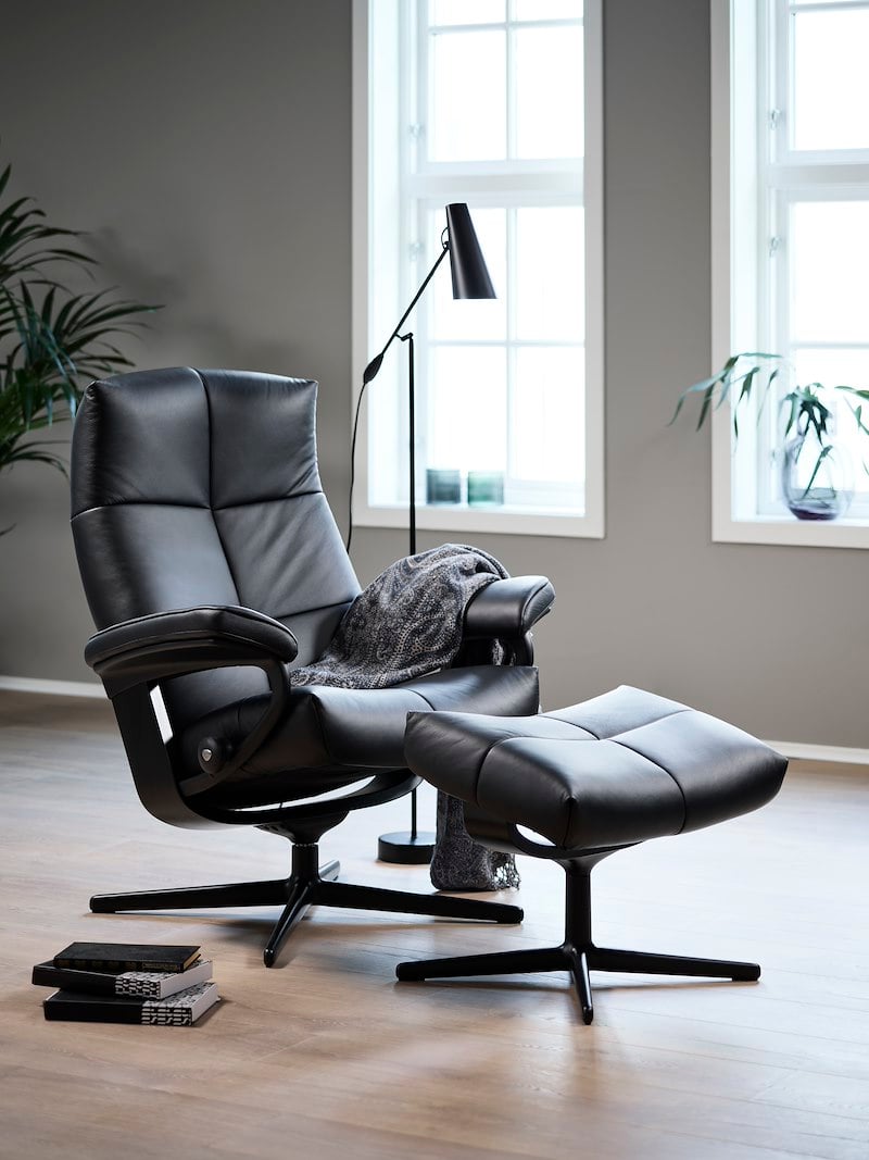 David lenestol med krakk I hud Paloma Black og Cross understell sort/sort