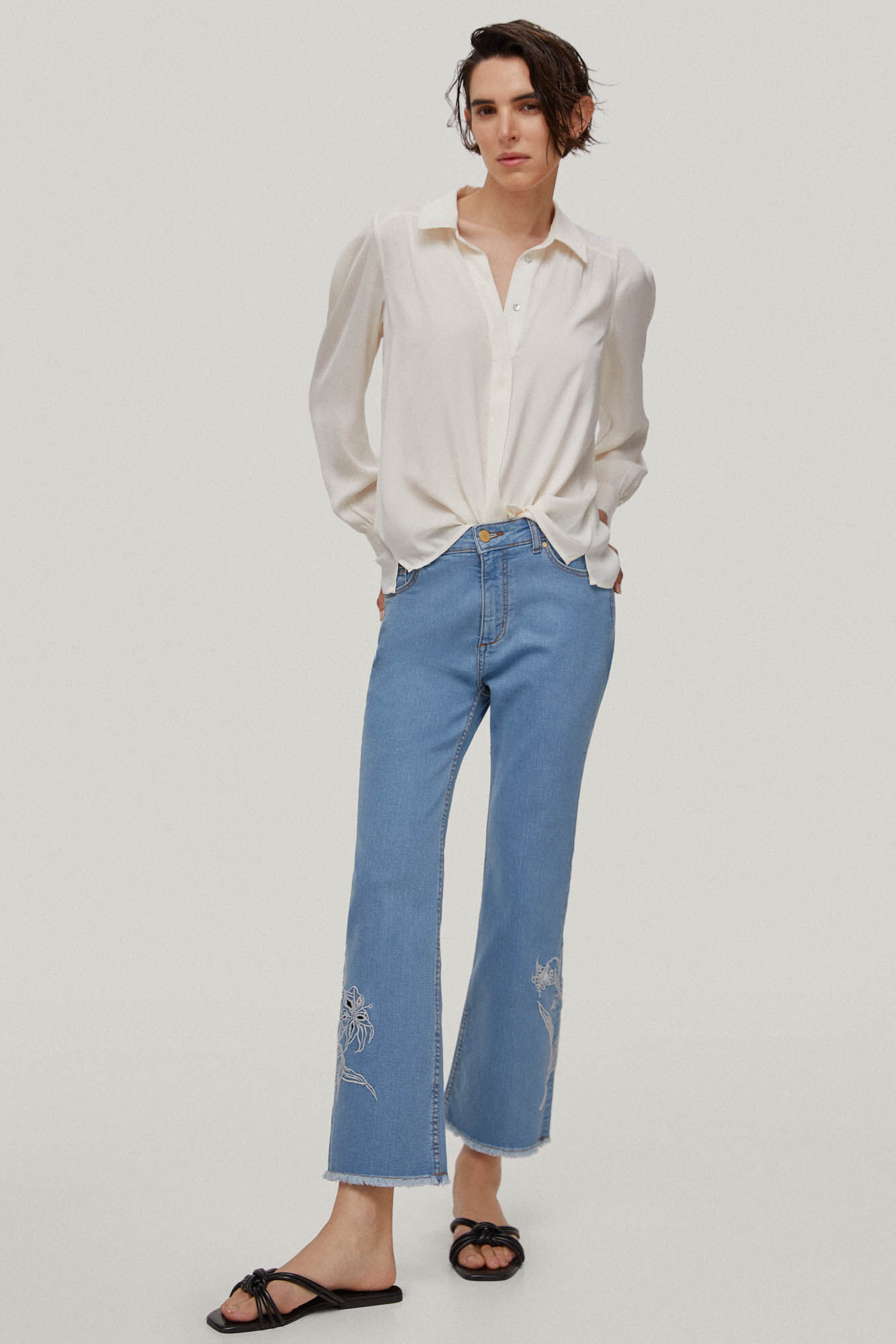 Calça jeans cropped bordada com 5 bolsos e modelagem flare - Azul