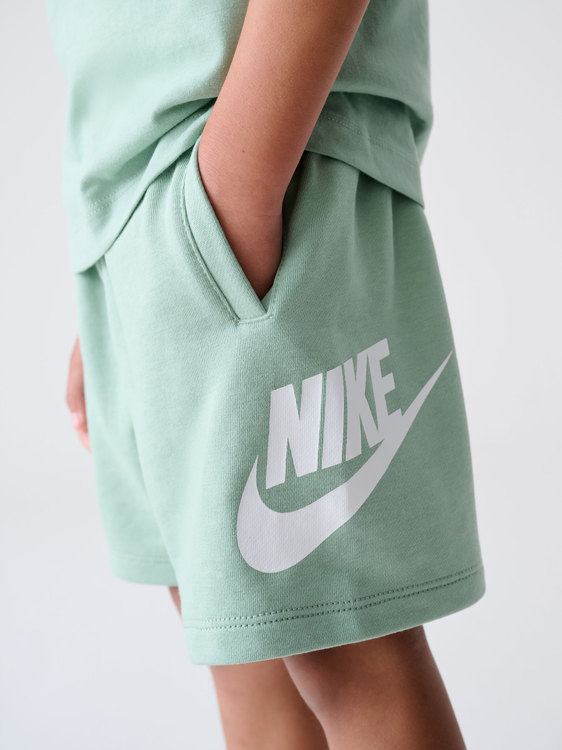 Groen - Nike Little Kids Club set van T-shirt en short
