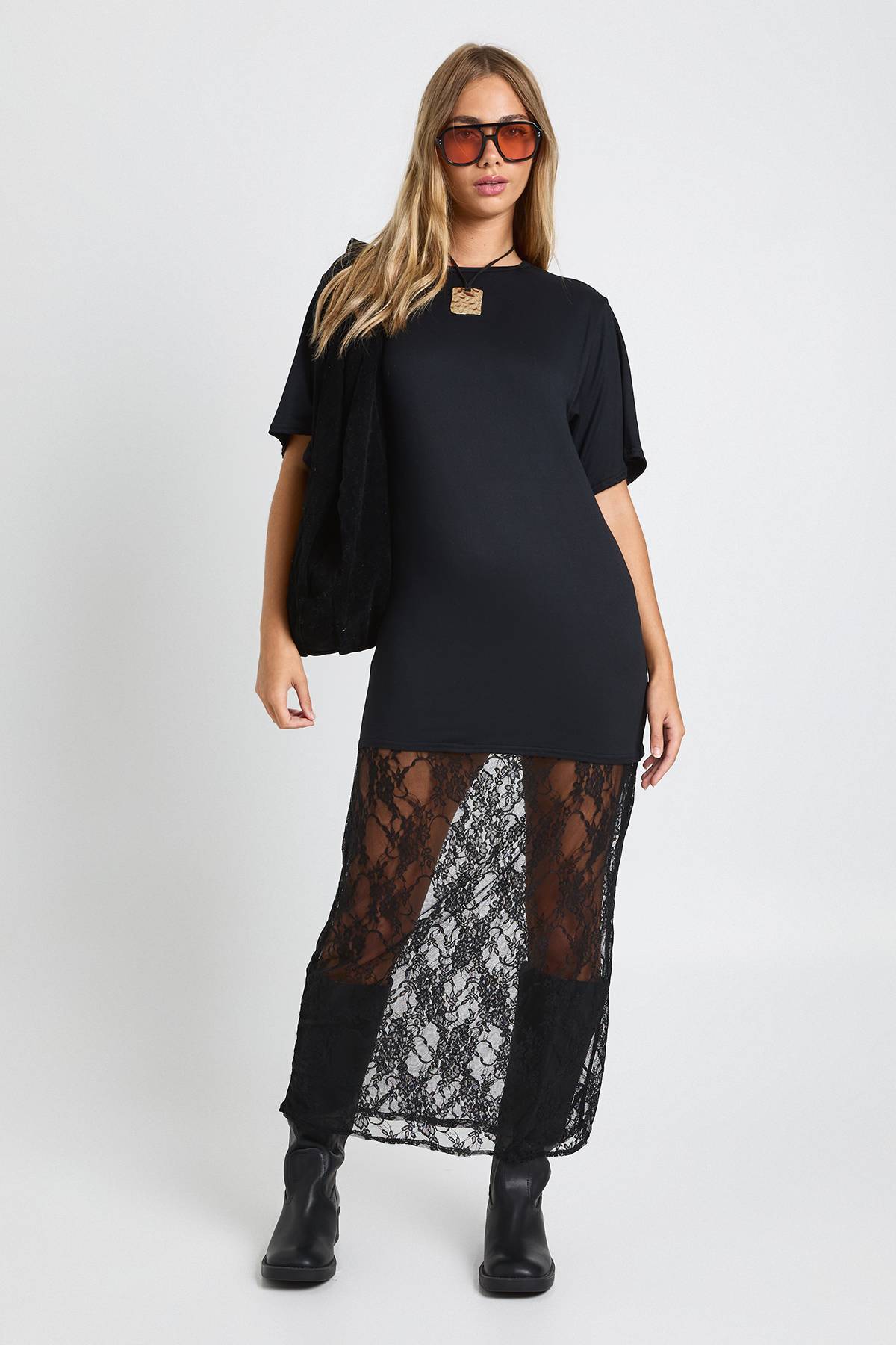 boohoo Robe t-shirt midaxi à détails en dentelle Petite