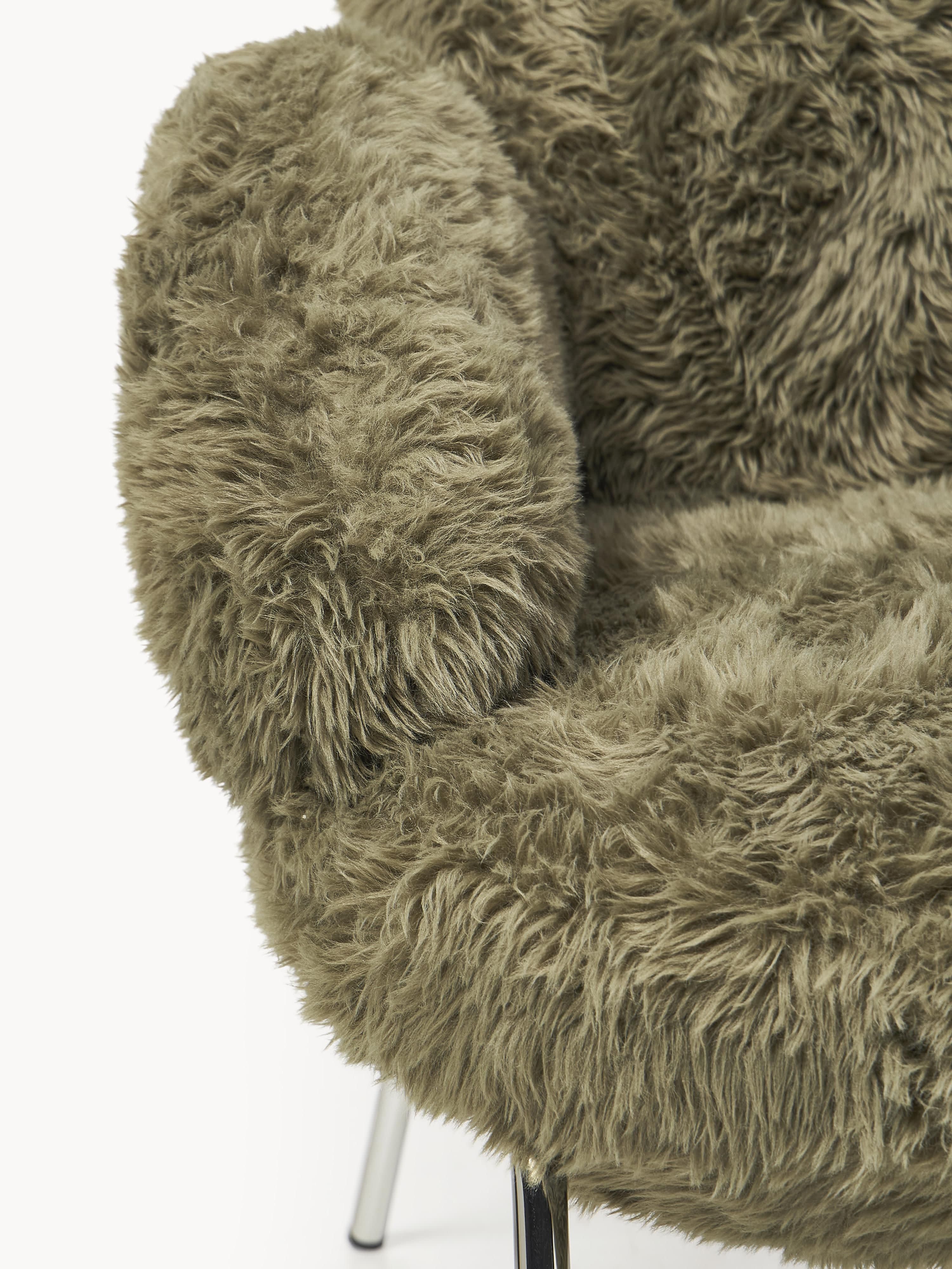 Imitatie schapenvacht fauteuil Luan met metalen poten