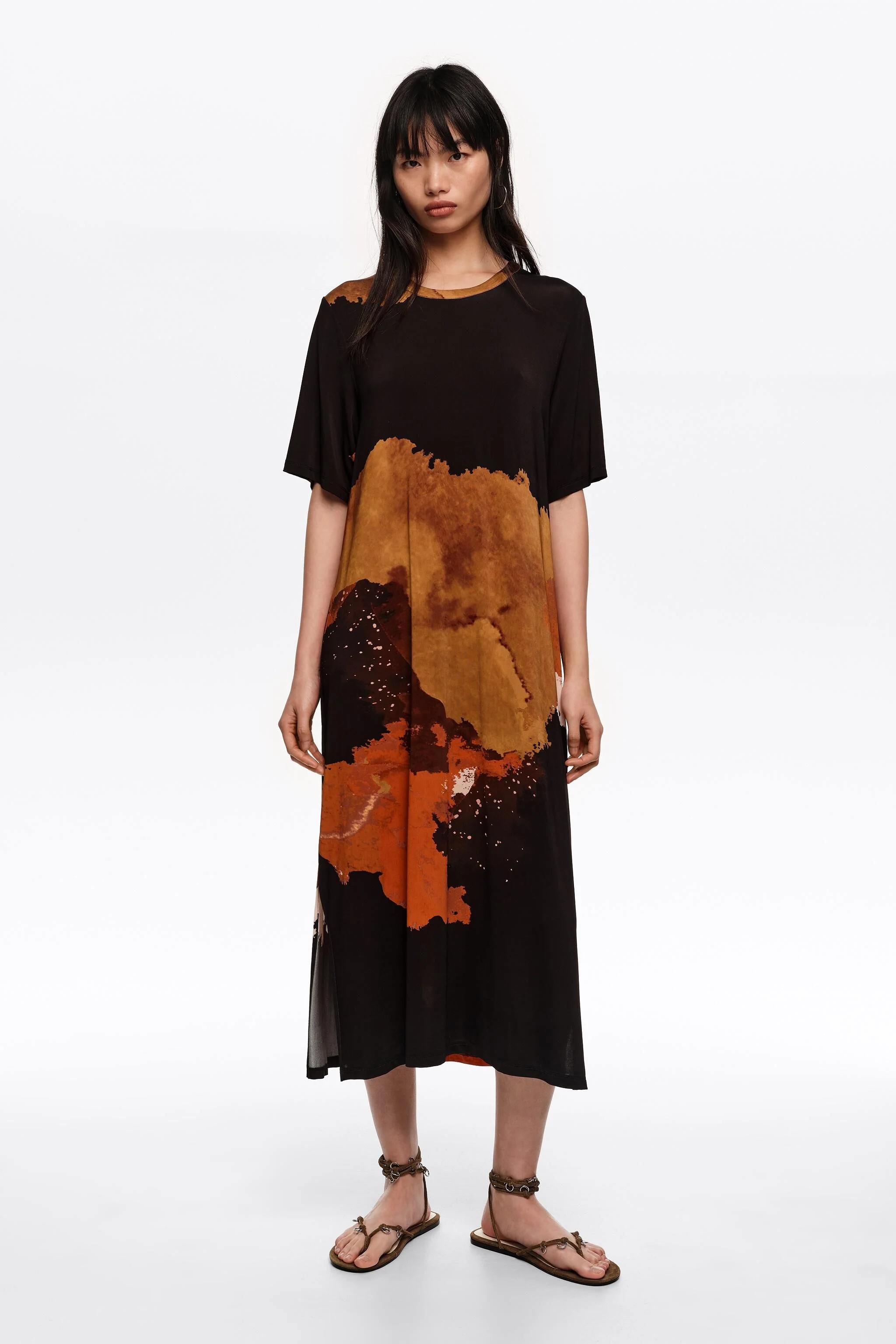 Vestido midi preto fluido estilo camiseta
