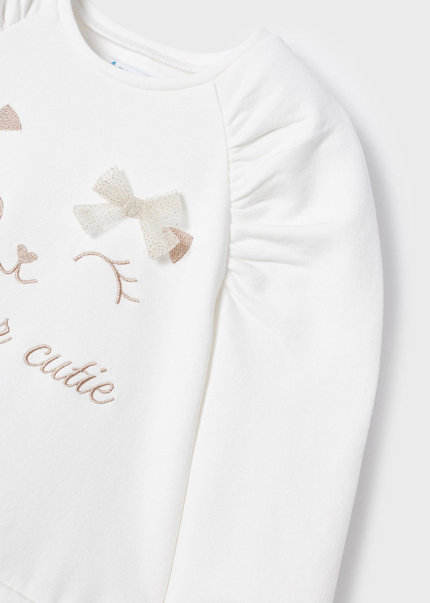 Vestido infantil feito de uma combinação de pelúcia e tule.