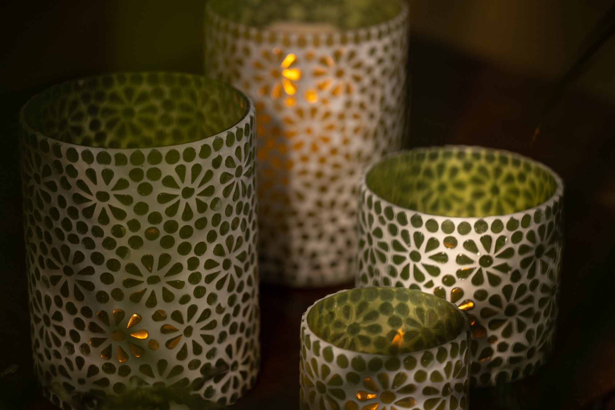 Windlicht 'Blumen-Mosaik', weiß-grün, Ø 10 cm, H 10 cm von fischer's lagerhaus