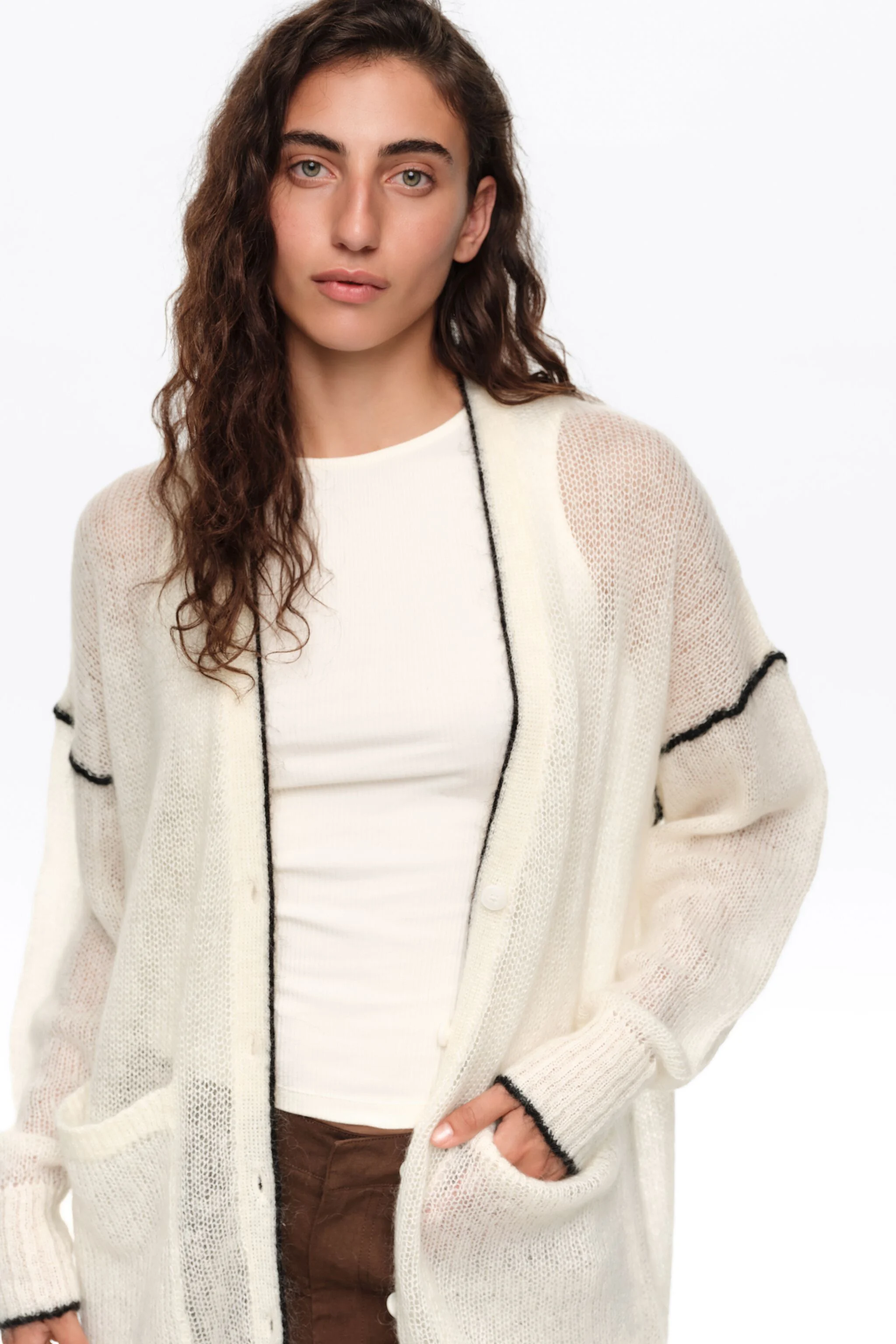 Cardigã longo em mohair cor marfim com detalhes contrastantes.