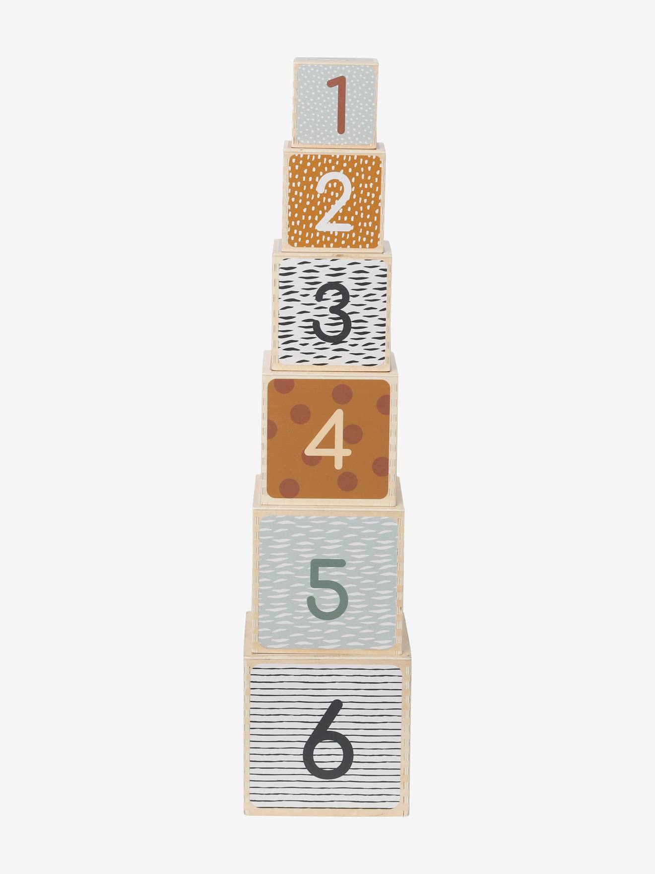 Torre de cubos empilháveis de madeira com formatos diversos, certificada pelo FSC®. Bege médio com padrões.