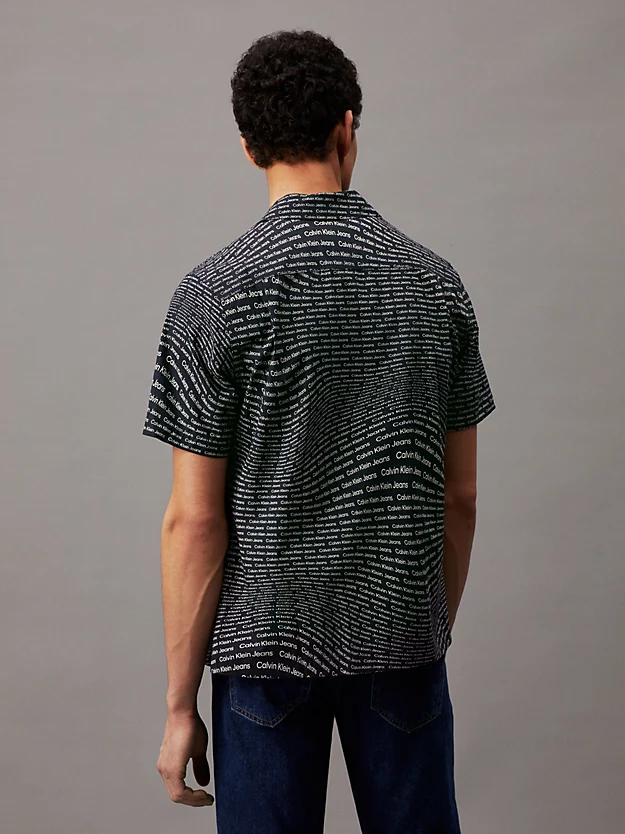 Camisa de manga curta com logotipo estampado por toda a peça.