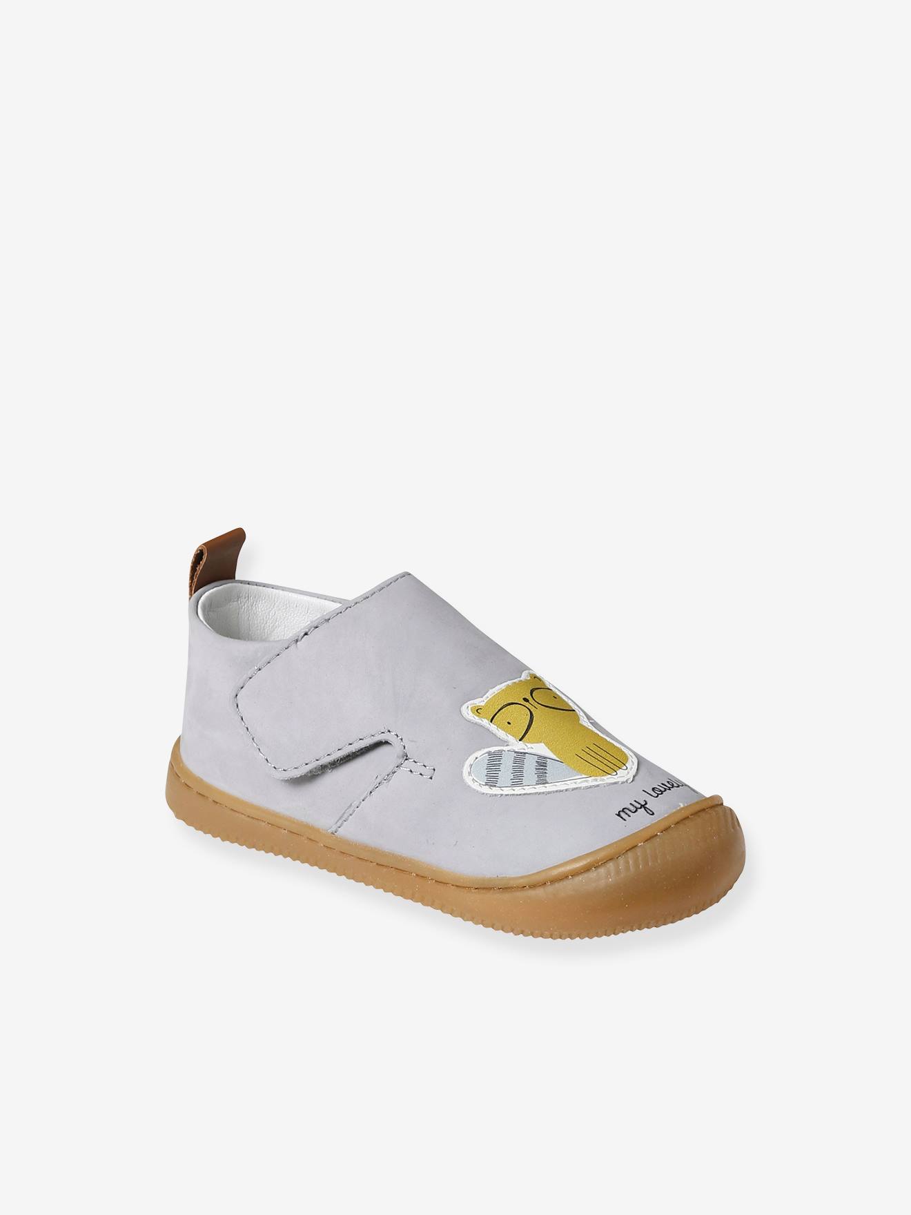 Sapatinhos de bebê azul-claro com couro flexível e fecho de velcro