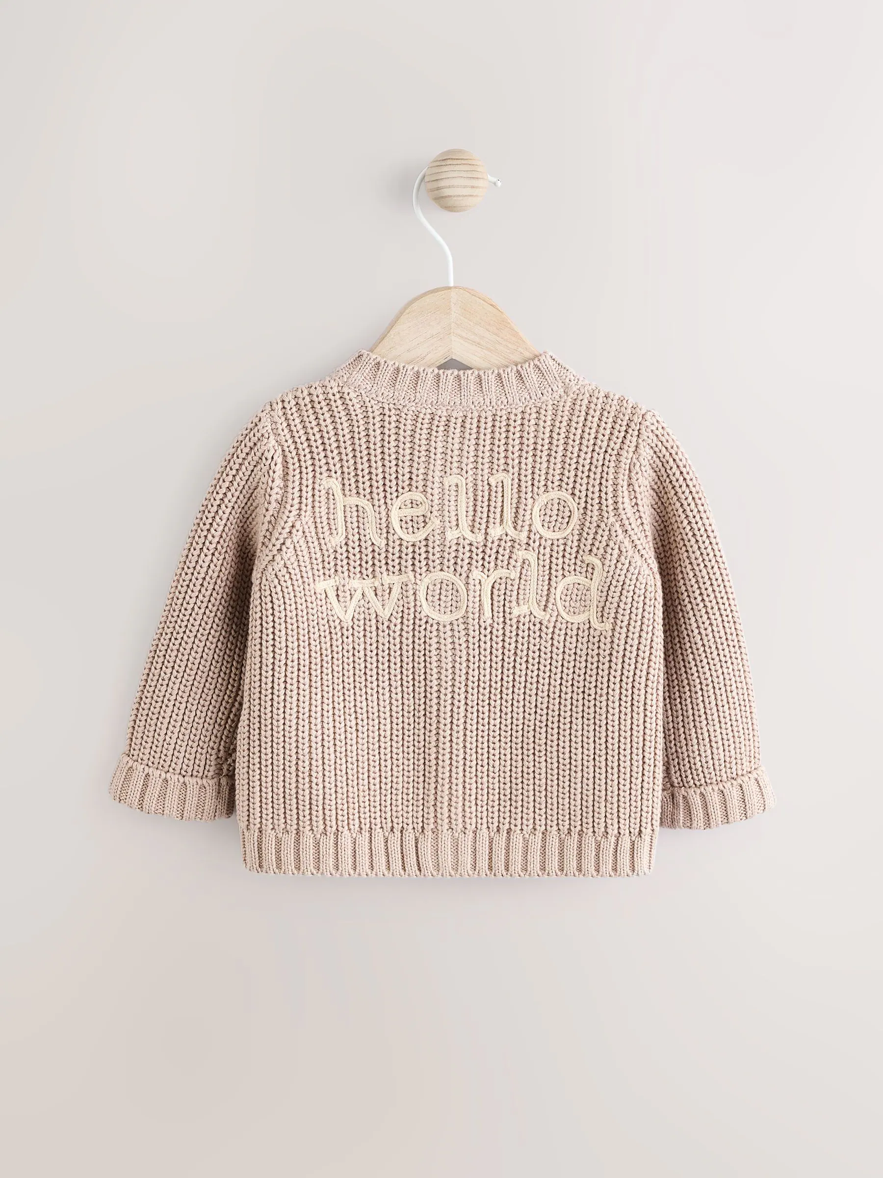 Hello World Naturel - Grofgebreid babyvestje met borduursel