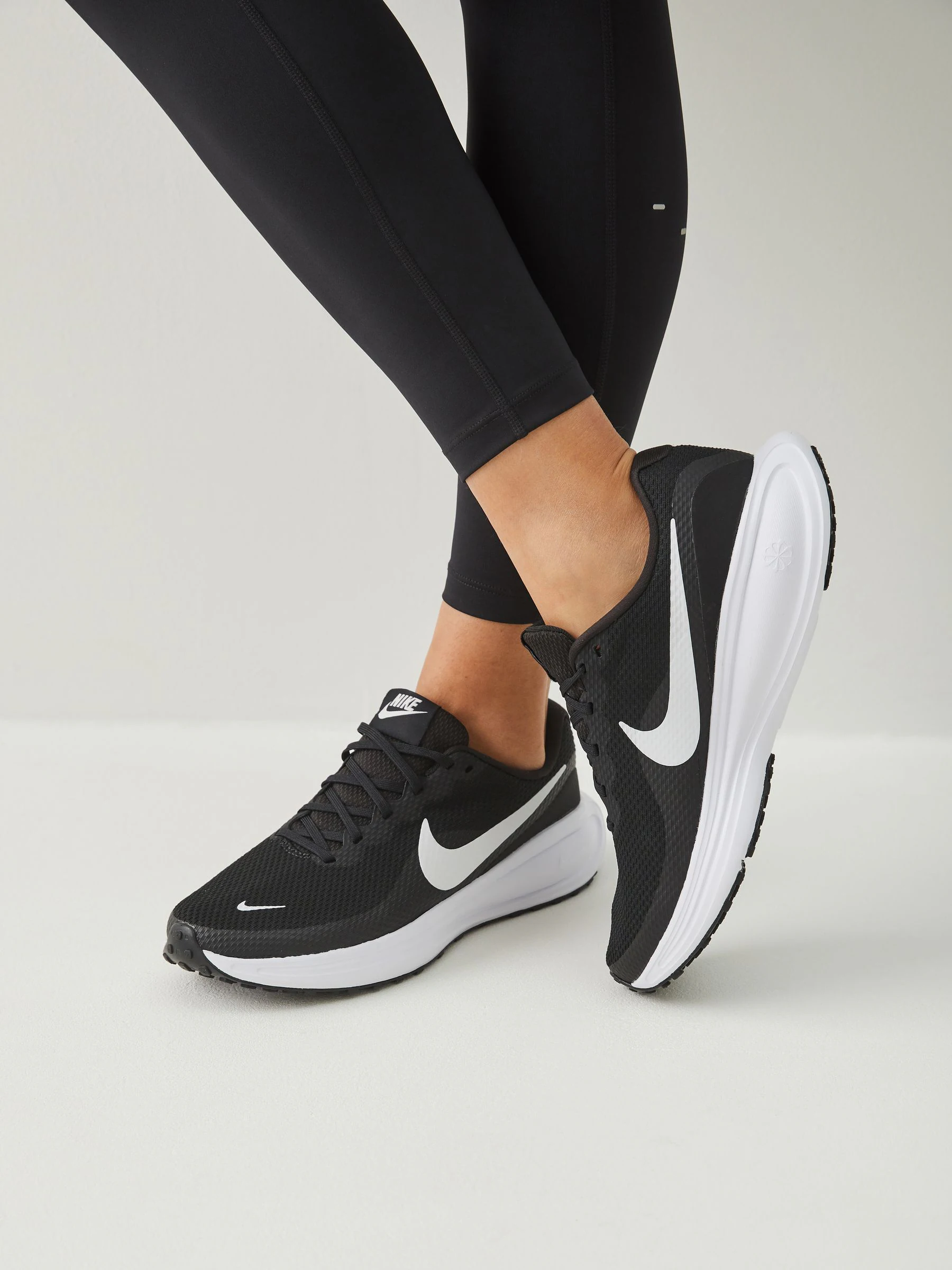 Zwart/wit - Nike Revolution 8 hardloopschoenen