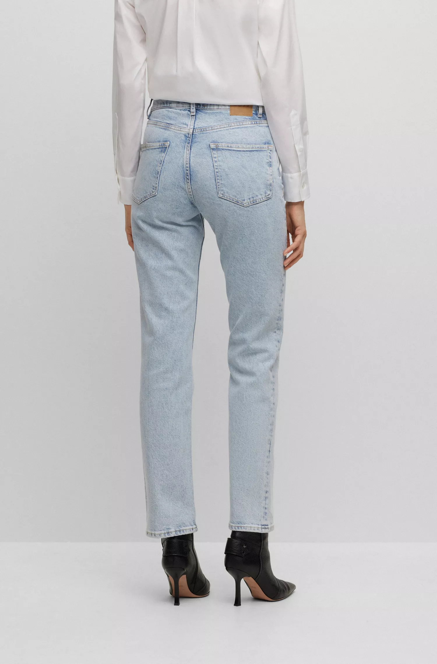Calça jeans BOSS preta de cintura alta em denim azul com detalhes utilitários.