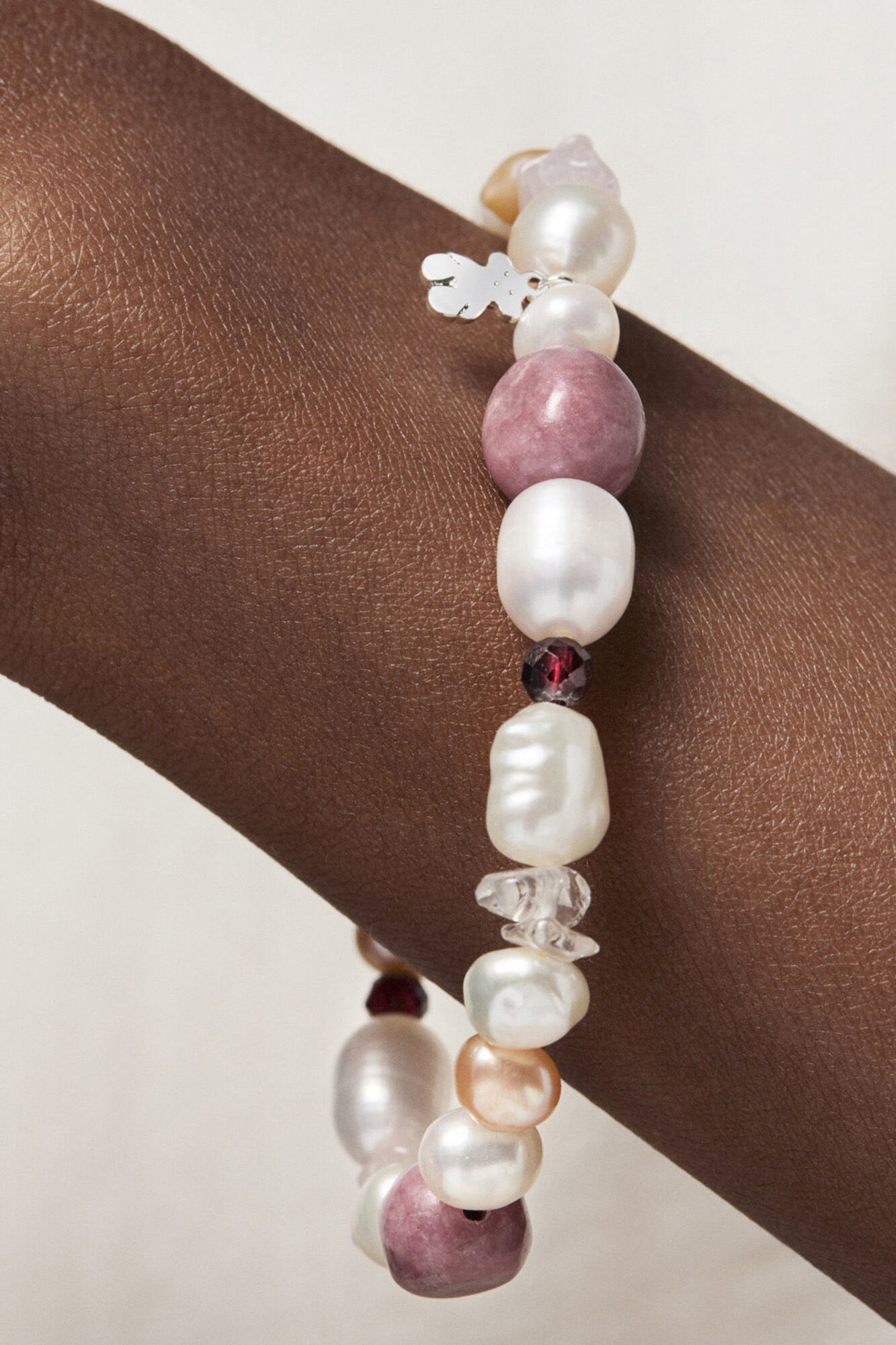 Pulseira prateada com pérolas e pedras preciosas - Cinza