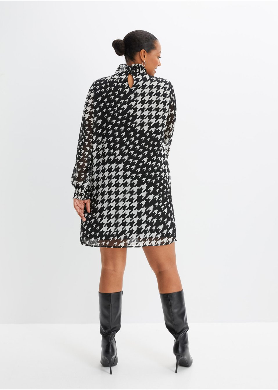 Robe en chiffon avec col smocké