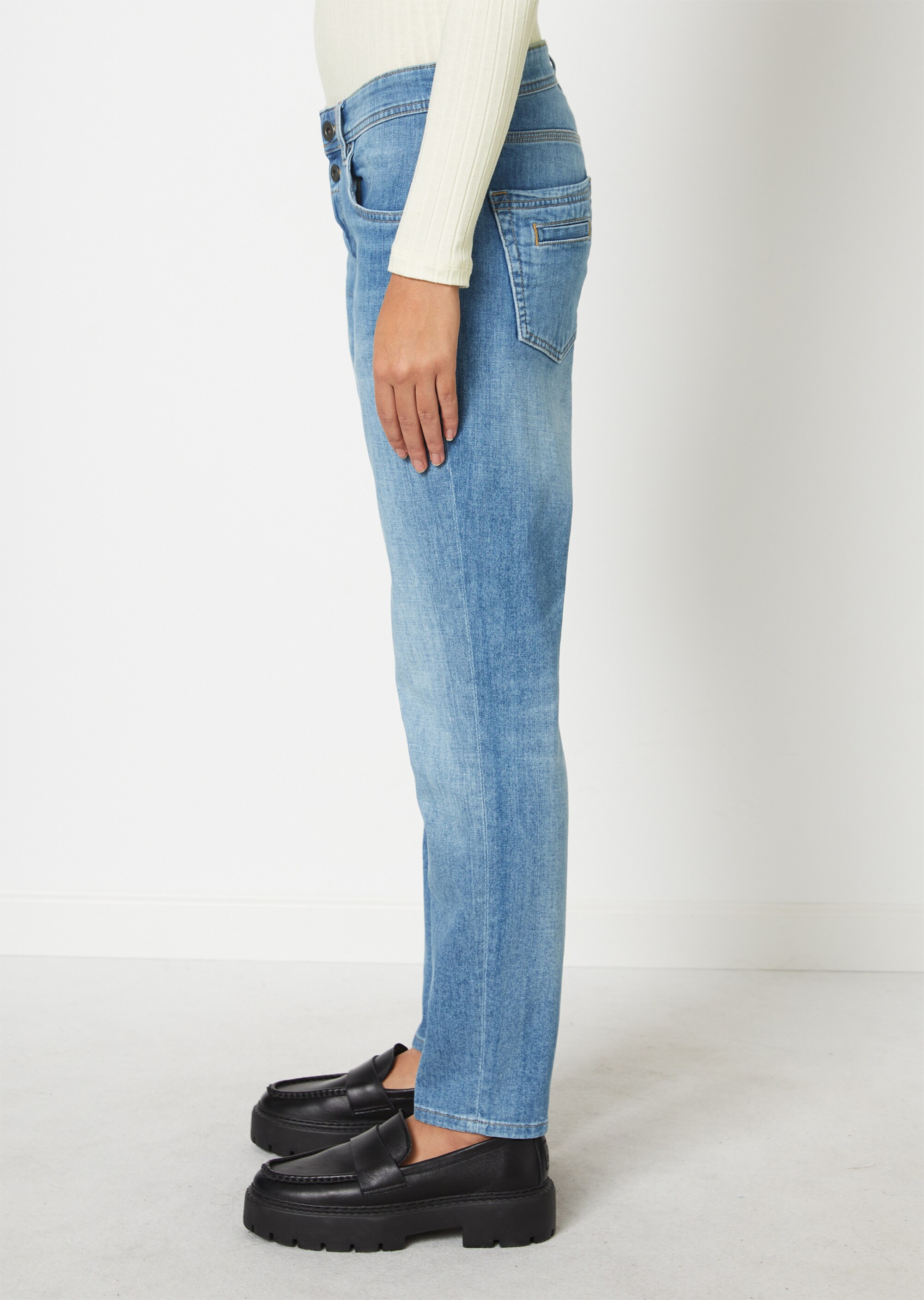 Jeans Modell THEDA boyfriendmit zwei Knöpfen