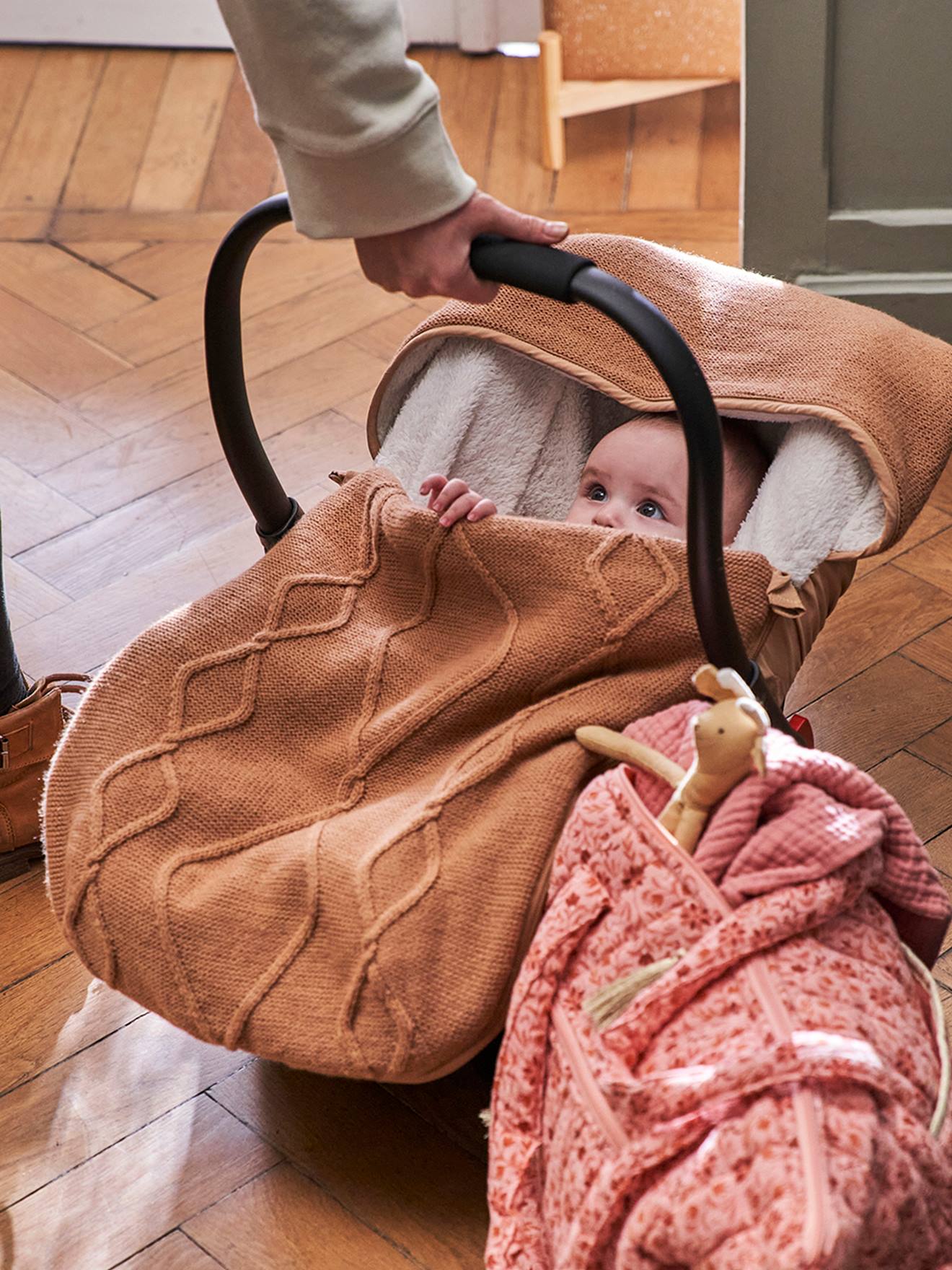 Capa para bebê conforto/cadeirinha de carro em tricô liso marrom claro com forro de lã