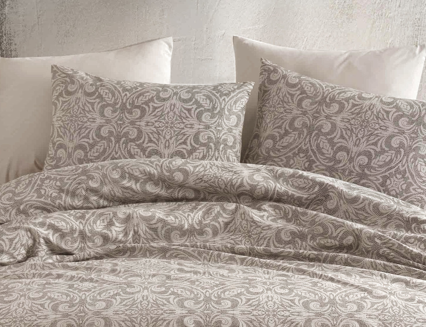 Bettwäsche mit Ornament-Muster in hellen und dunklen Grautönen