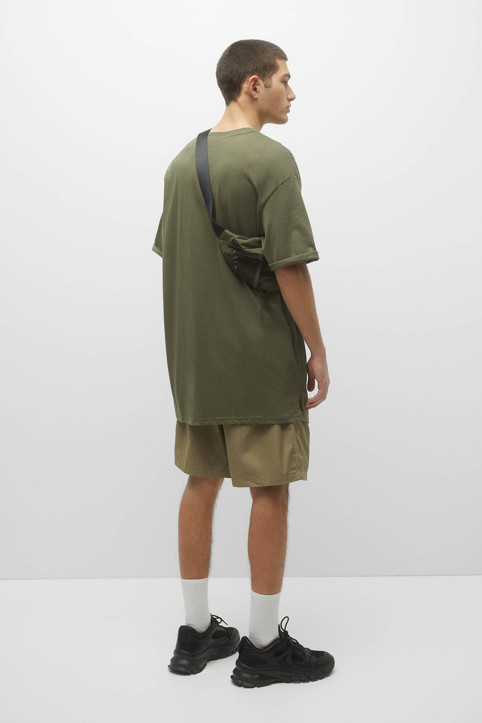 CAMISETA BÁSICA DE CORTE COMPRIDO - CÁQUI