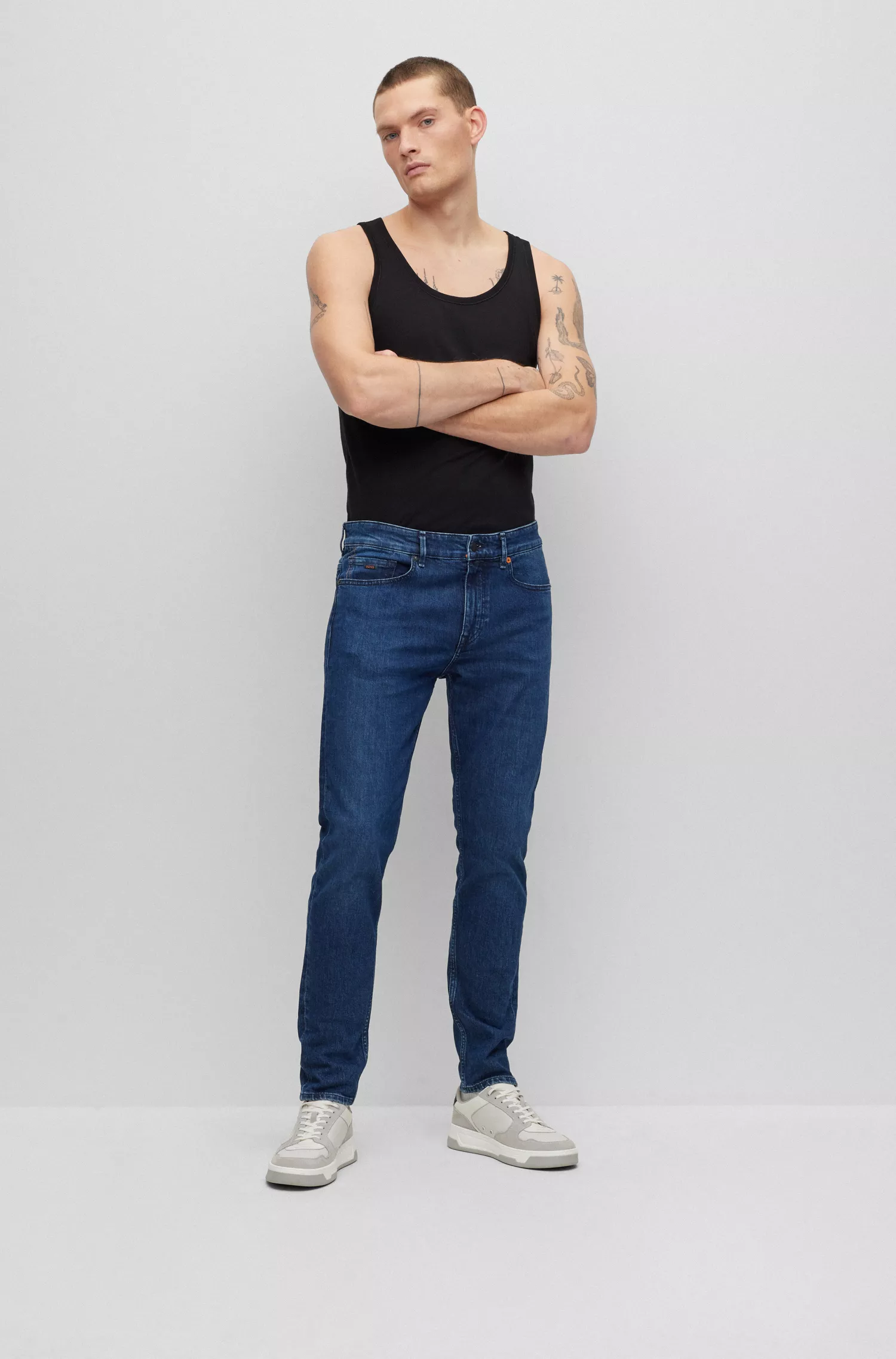 Calça jeans BOSS laranja, corte slim, em denim azul com elasticidade confortável.