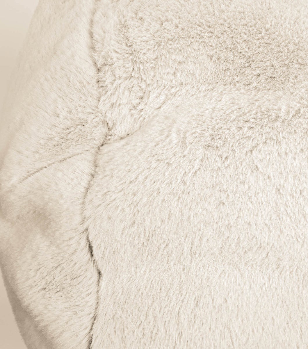 mokebo imitatiebont poef 'The Fluffy One', voetenbankje of zitpoef in beige
