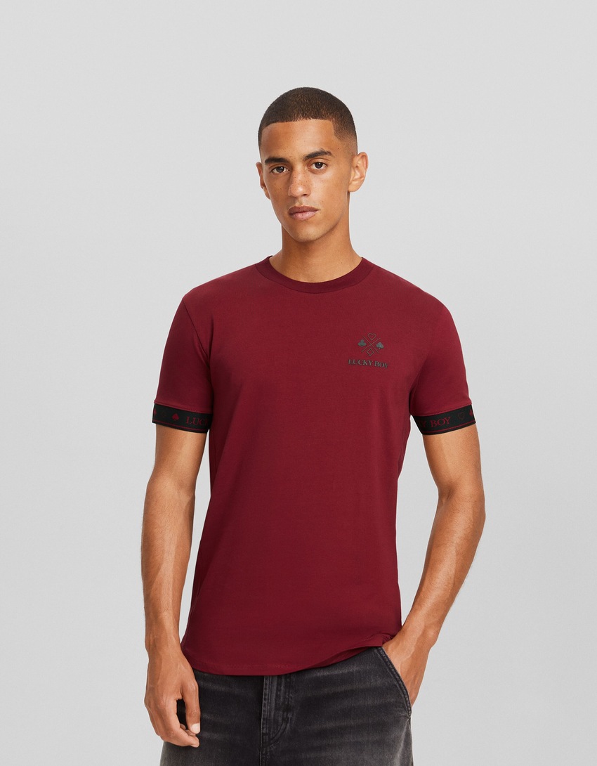 Camiseta de manga curta com modelagem justa e detalhe listrado.