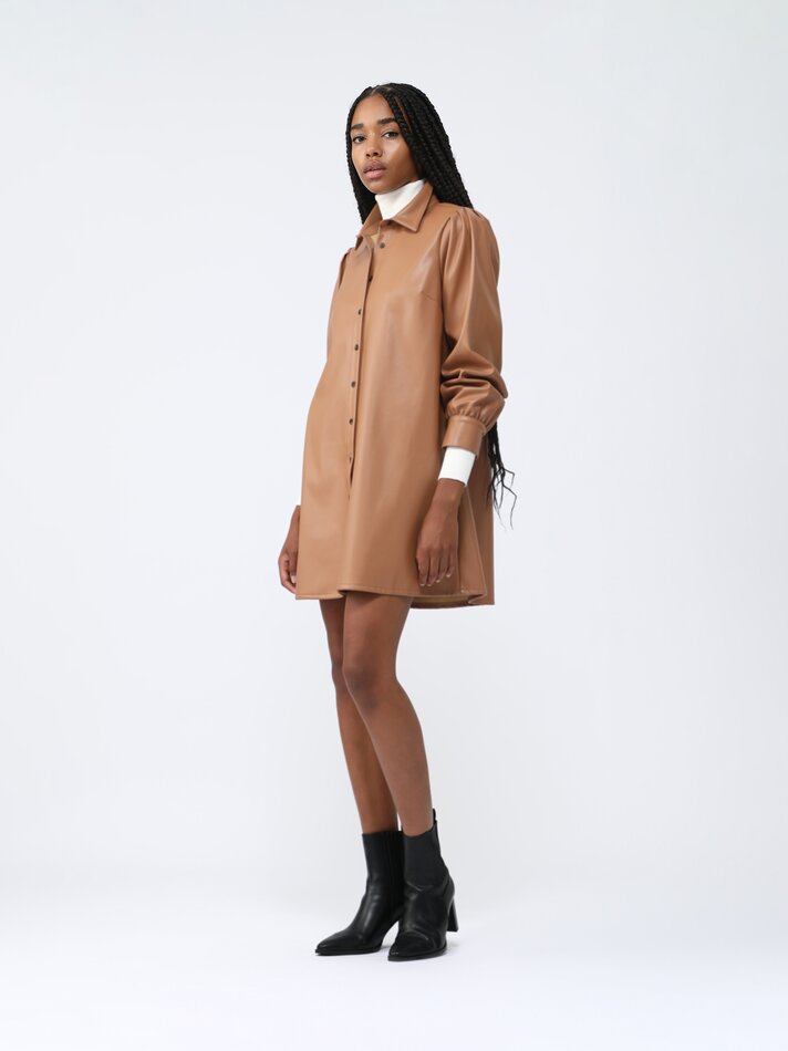 Vestido camisa em couro sintético - Cor camelo, tamanho M