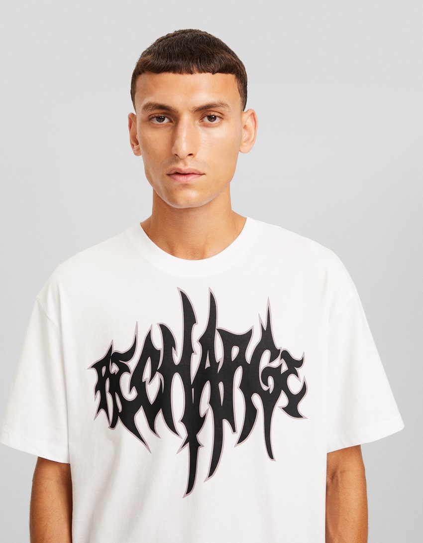 Camiseta de manga curta com estampa e modelagem quadrada
