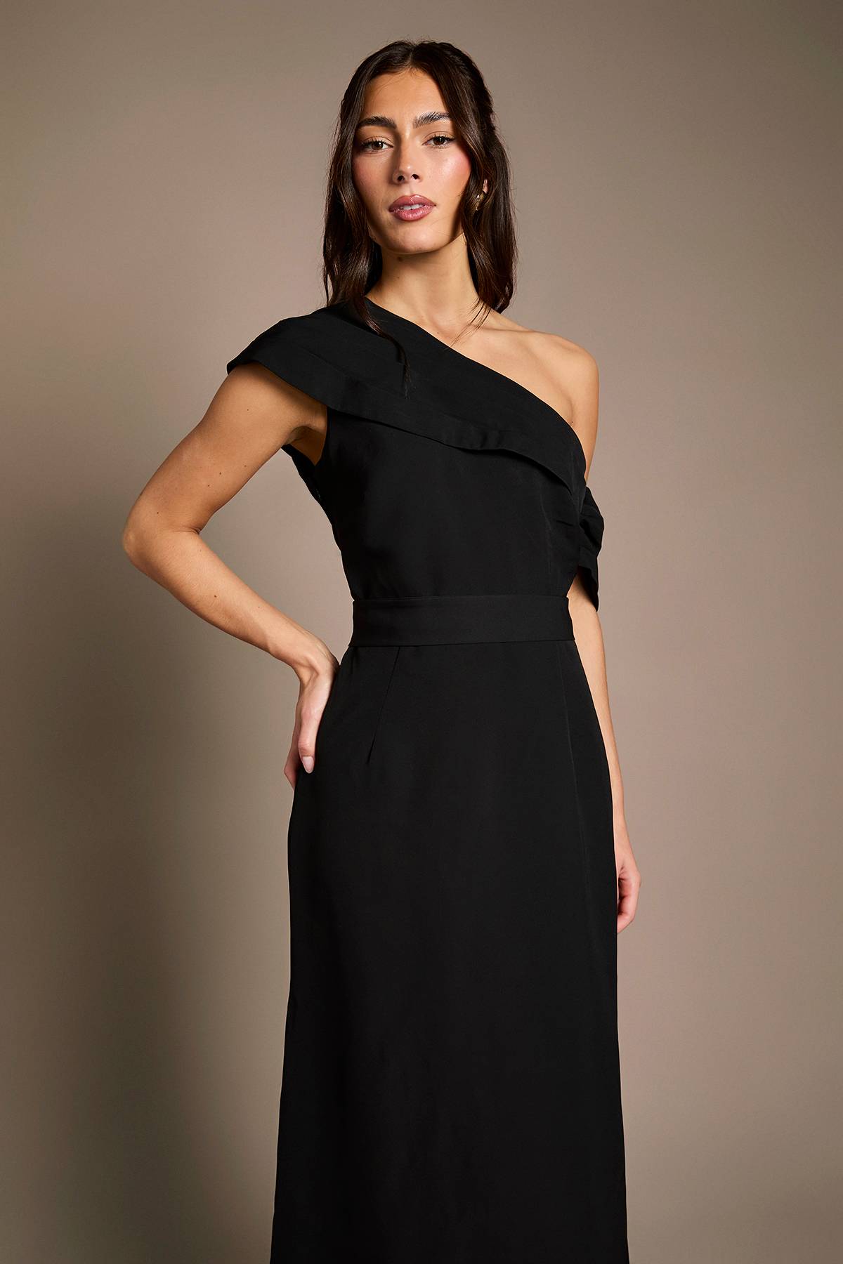 Coast Robe Longue De Demoiselle D'honneur Asymétrique En Crêpe Avec Col Montant