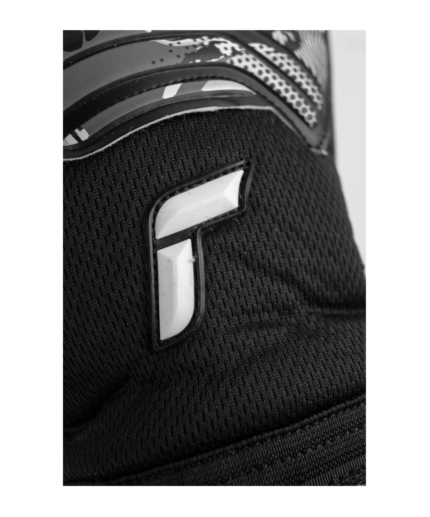 Reusch Attrakt Infinity Torwarthandschuhe Schwarz F7700