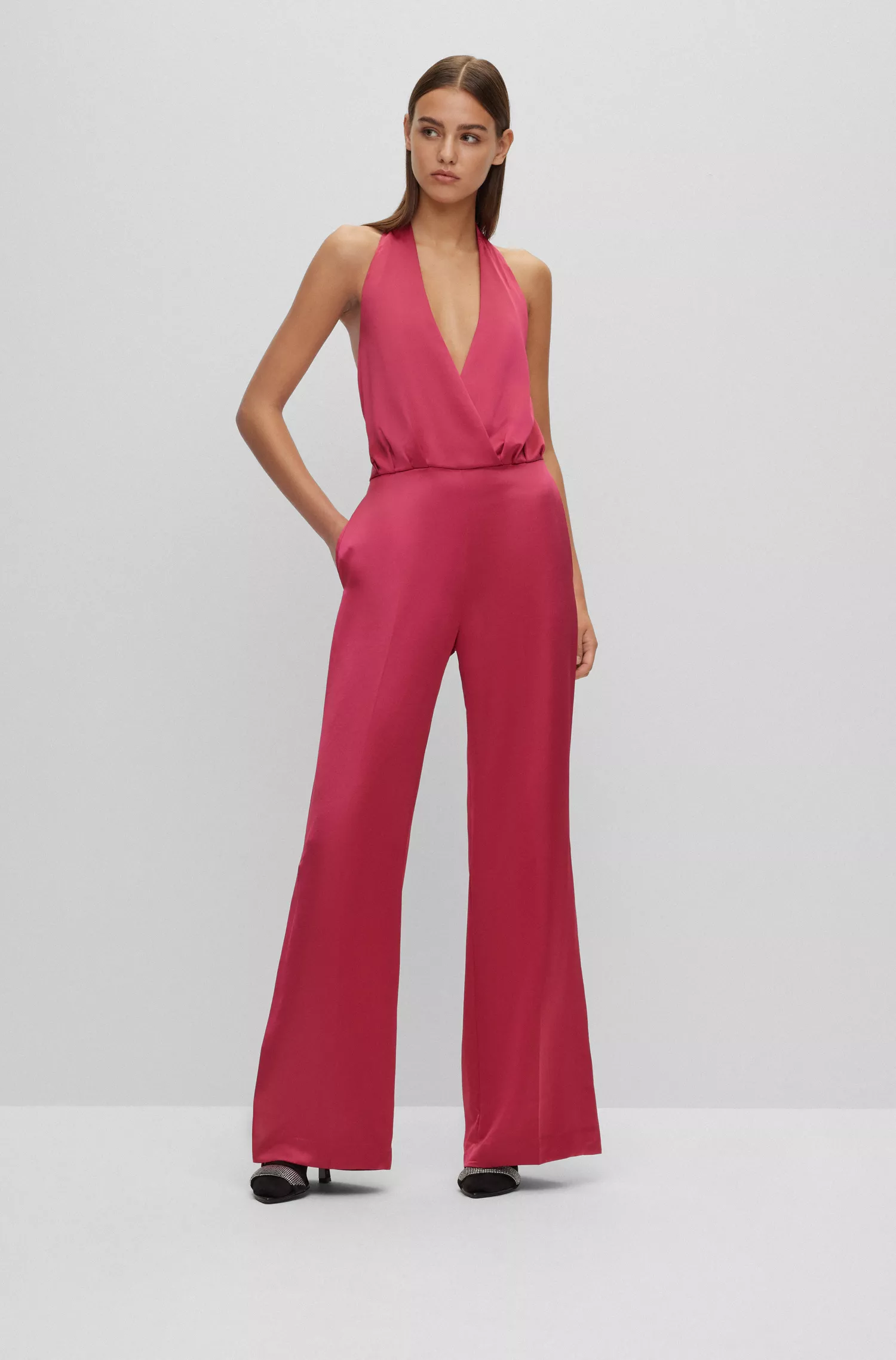 Macacão HUGO vermelho de cetim com decote halter e amarração nas costas.