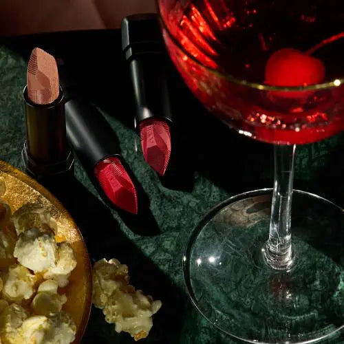 Scandalous Matte Lipstick 010 Plain Truth