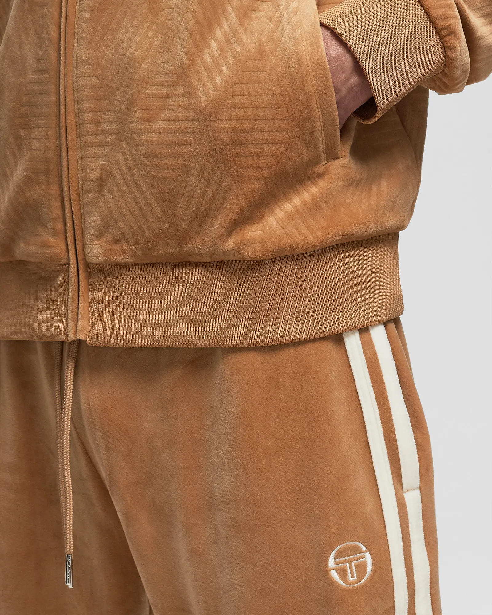 Conjunto de treino em veludo Damarindo com relevo Sergio Tacchini