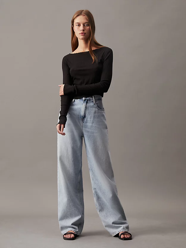 Calça jeans de cintura alta e modelagem relaxada