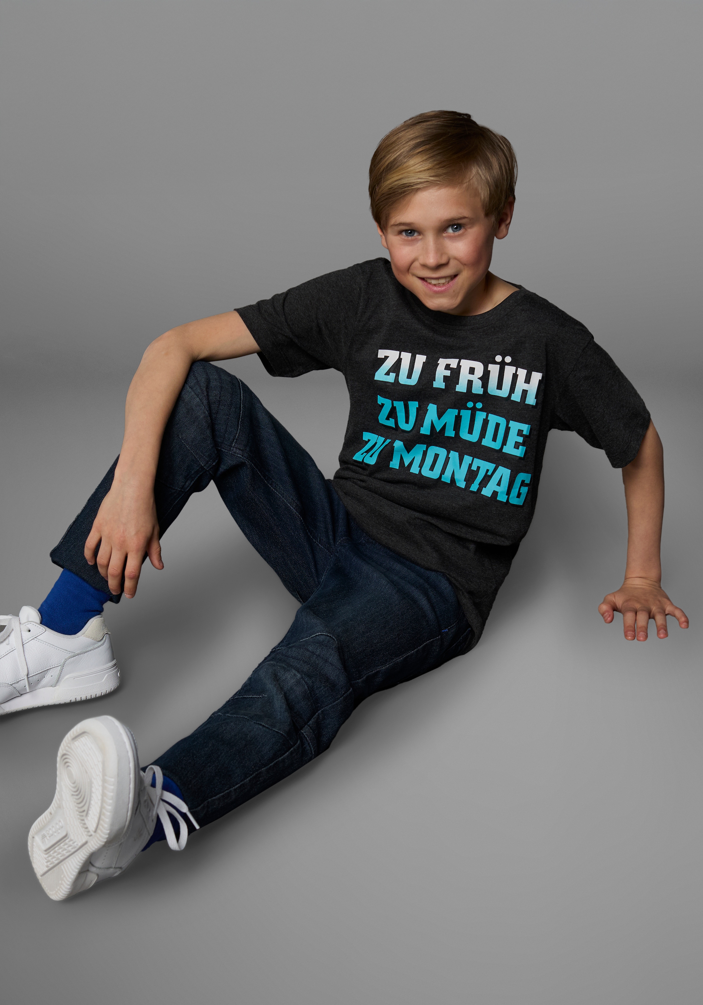 KIDSWORLD T-Shirt »Mit Spruch: ZU FRÜH, ZU MÜDE...«, Kurzarm,  Basic-Passform,  mit stylischem Print,  Rundhalsausschnitt
