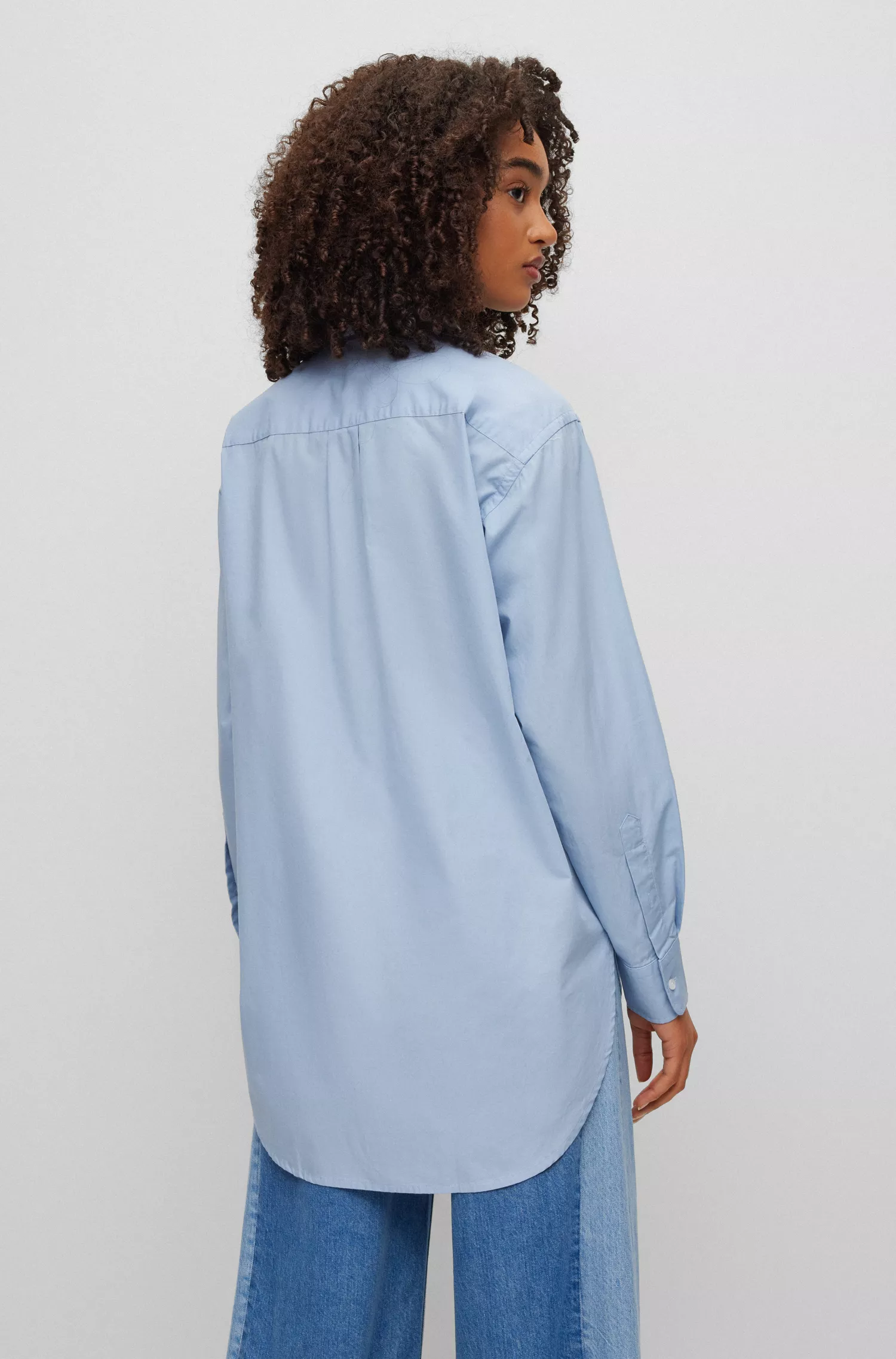 Blusa BOSS preta de modelagem relaxada em algodão orgânico com logotipo bordado.