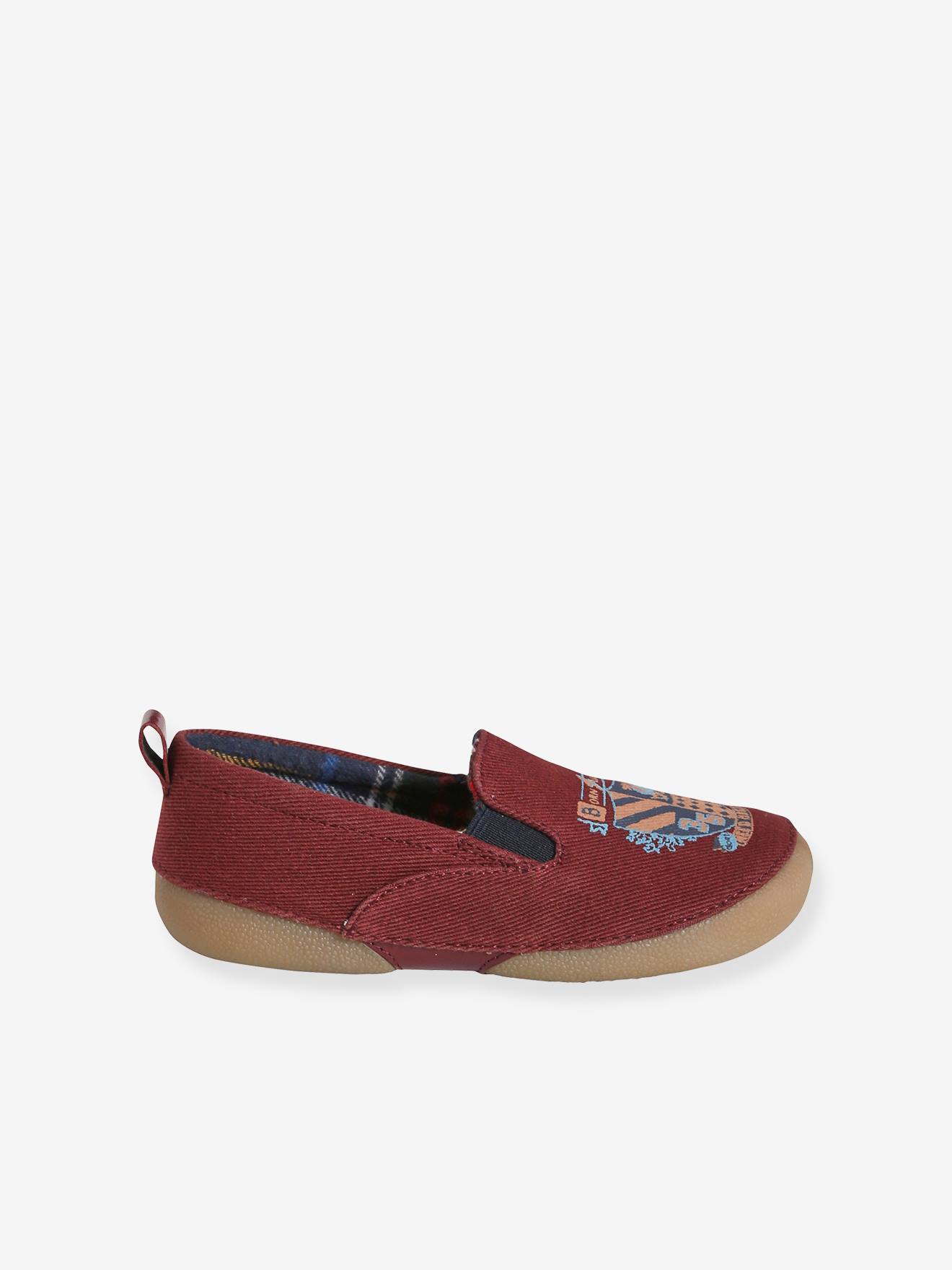 Pantufas de casa infantis em tecido elástico, lisas, vermelho escuro com estampas.
