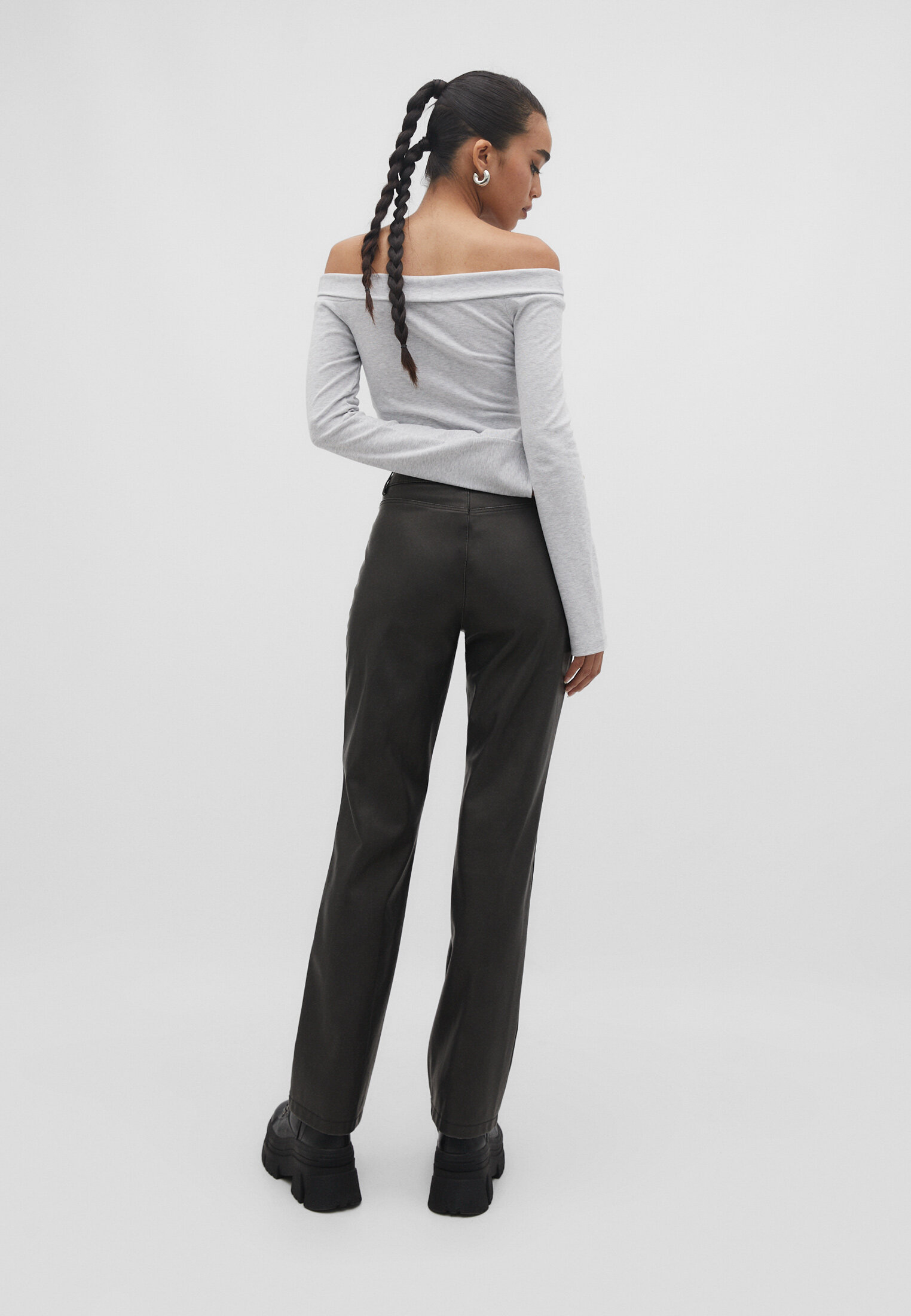 Calça reta com efeito couro e detalhe de costura