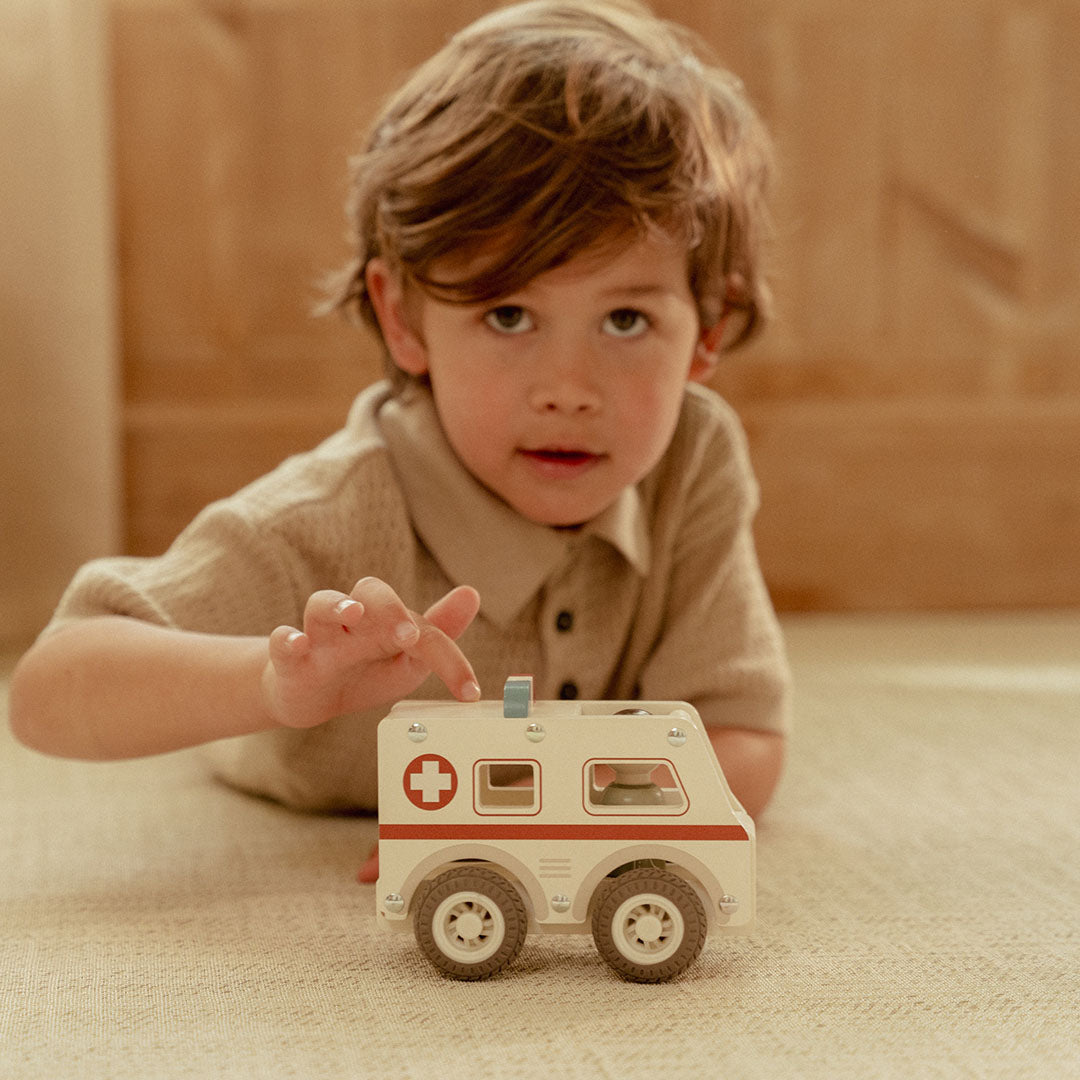 little dutch ambulance met verpleegkundige