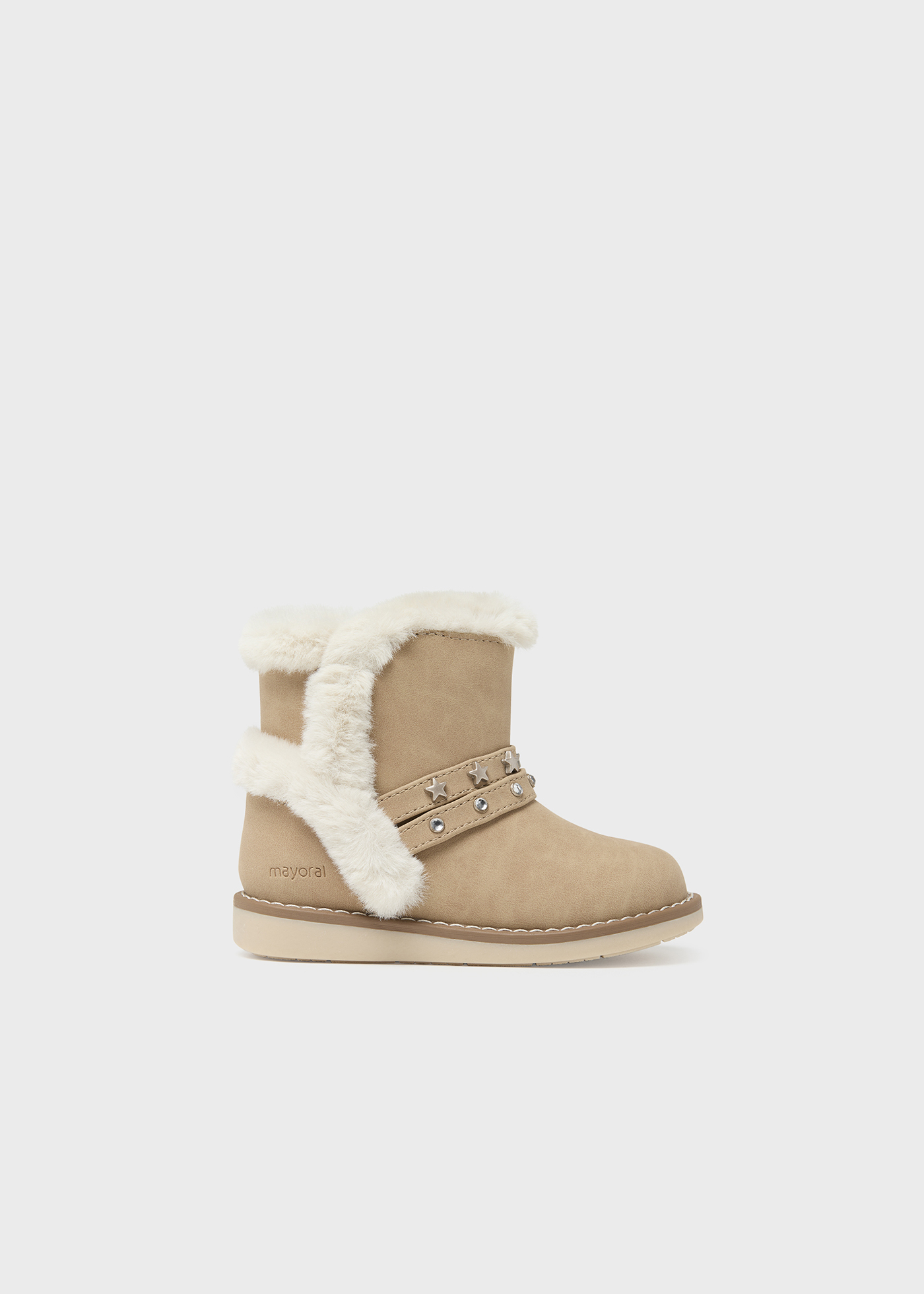 Bota infantil forrada com tachas