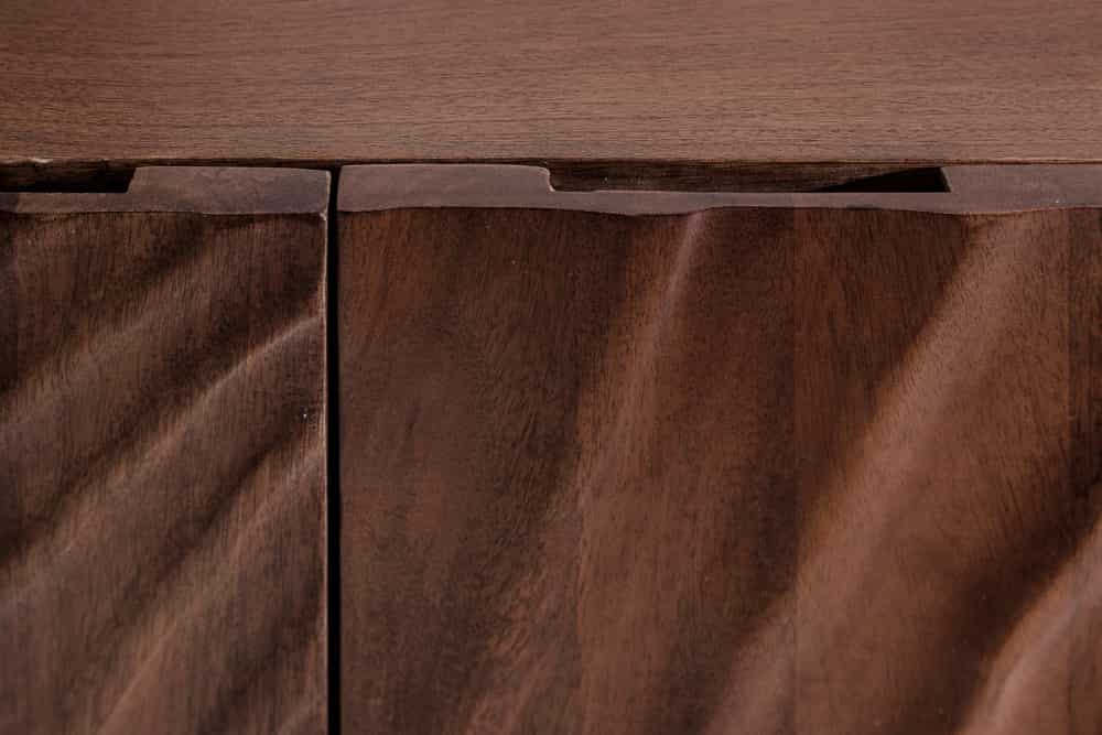 Massives Sideboard SCORPION 180cm dunkelbraun Akazie mit 3D Schnitzereien schwarz Metall
