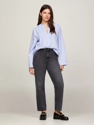 Calça jeans clássica de cintura alta e corte reto.