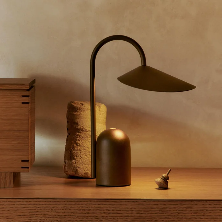 Ferm Living - Arum Akku LED-Tischleuchte, sienna