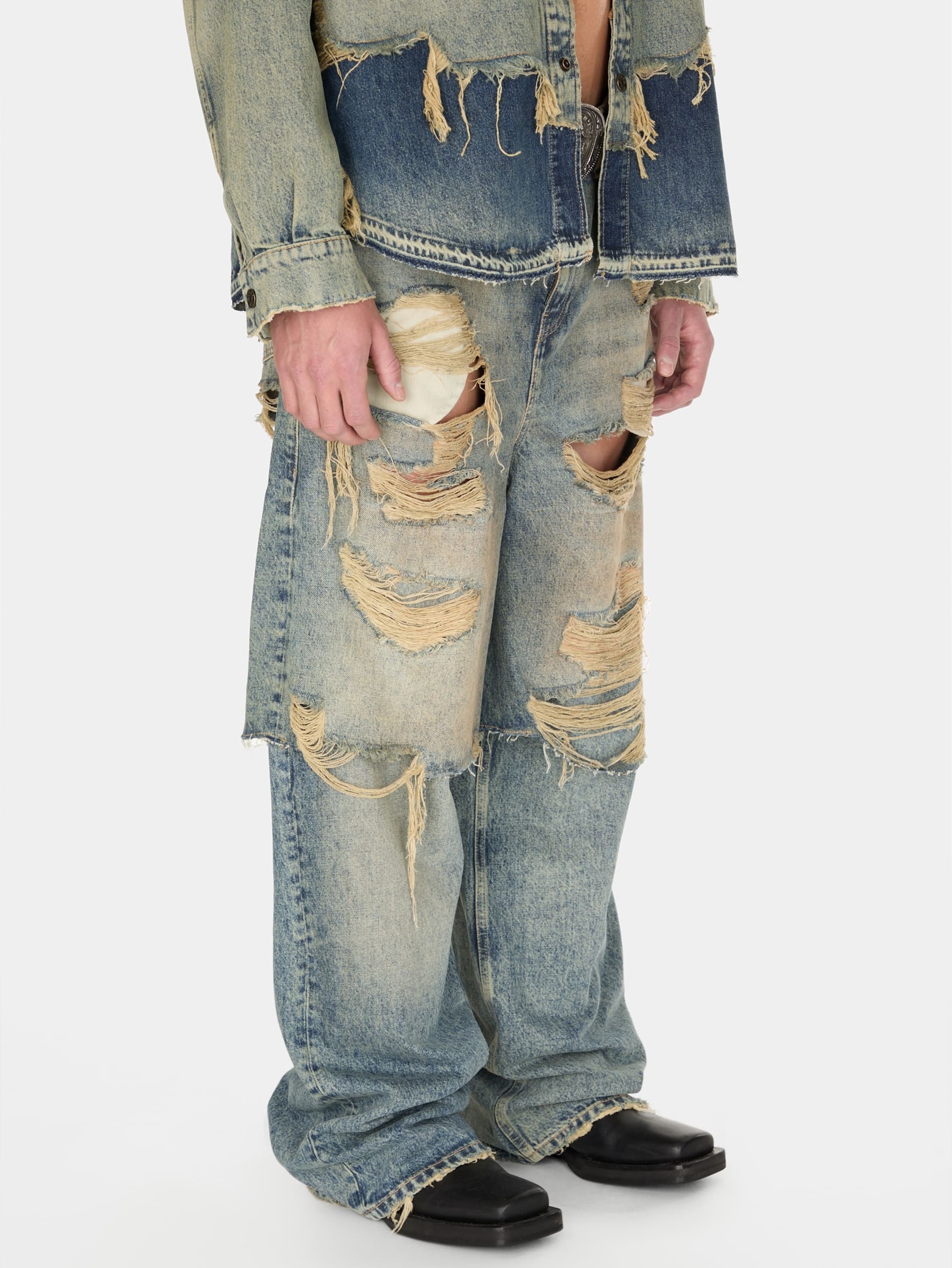 calça jeans destroyed em camadas