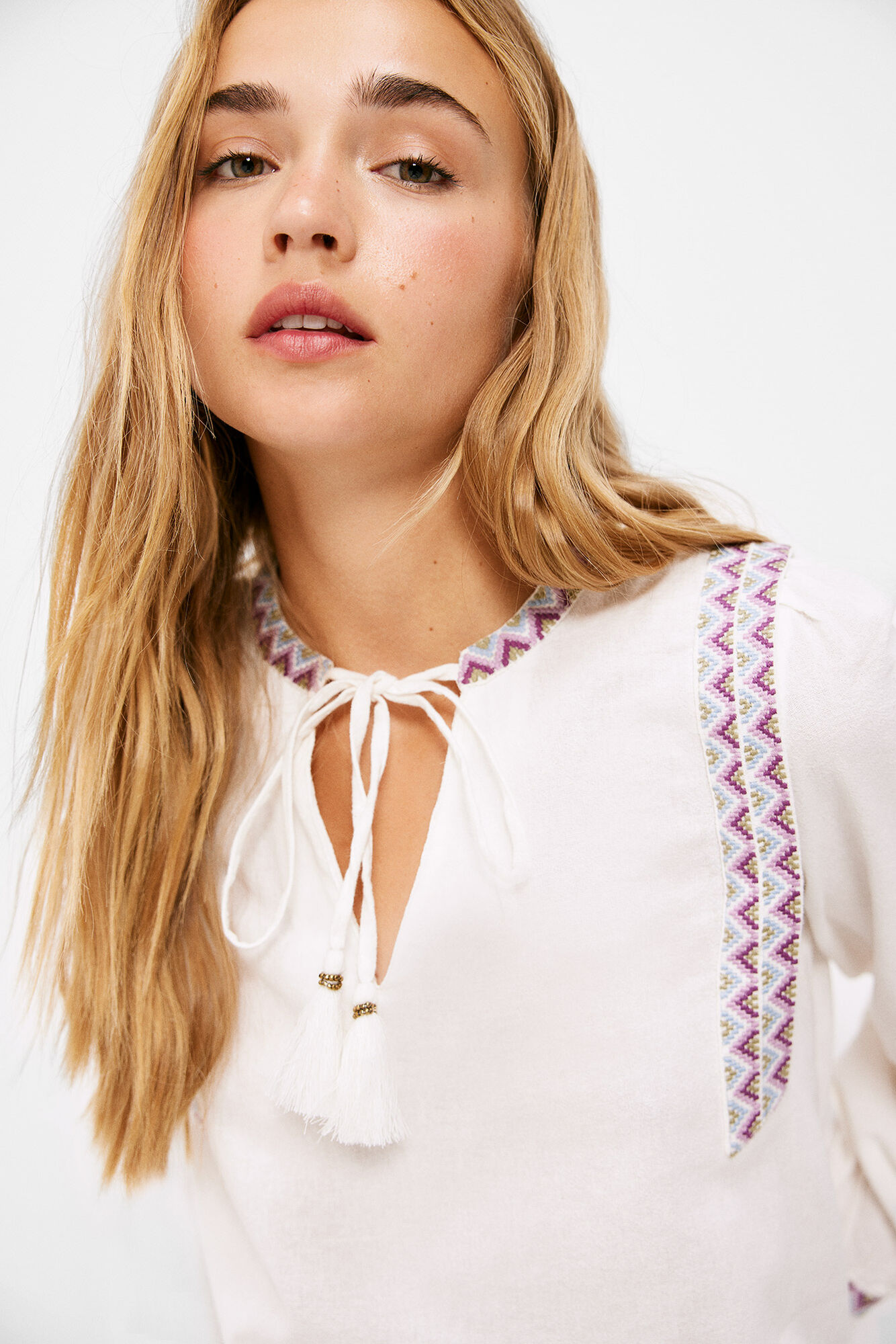 Blusa com bordas bordadas