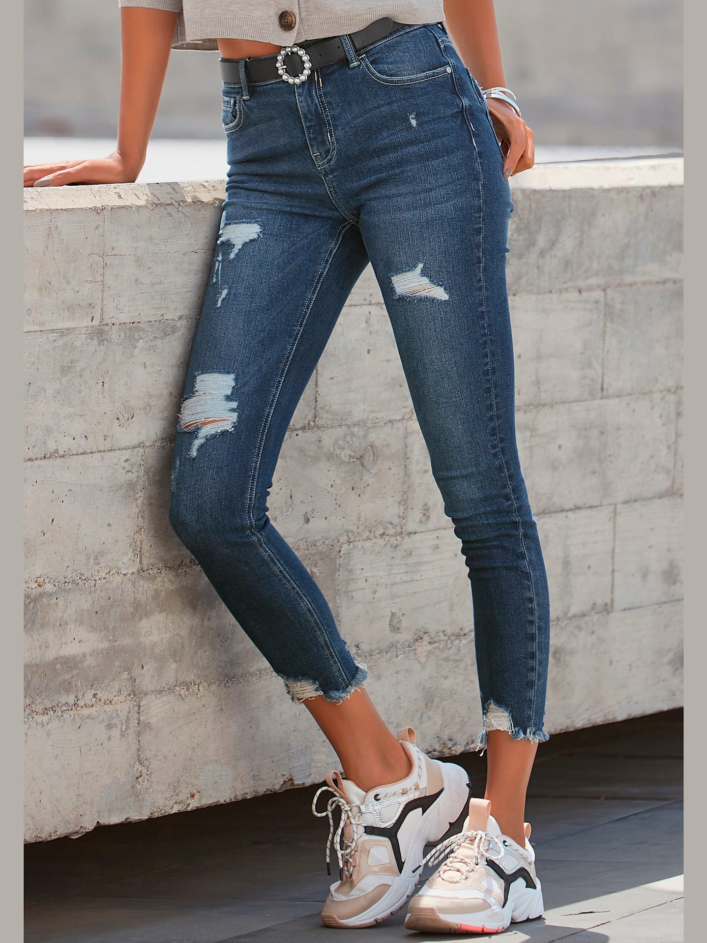 Jean effet déchiré jambes affinées
