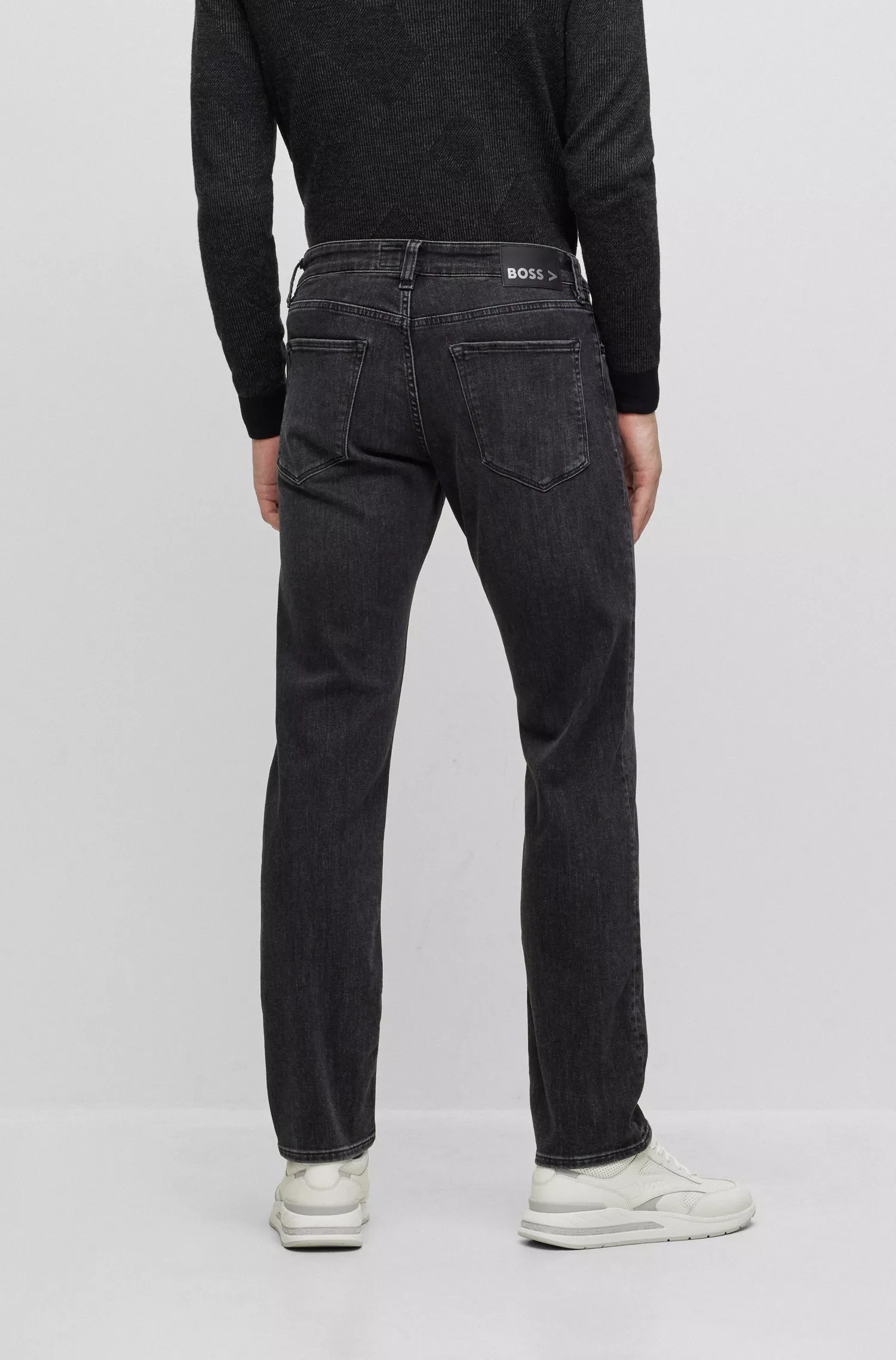 Calça jeans BOSS preta, corte regular, em denim Coolmax® preto.