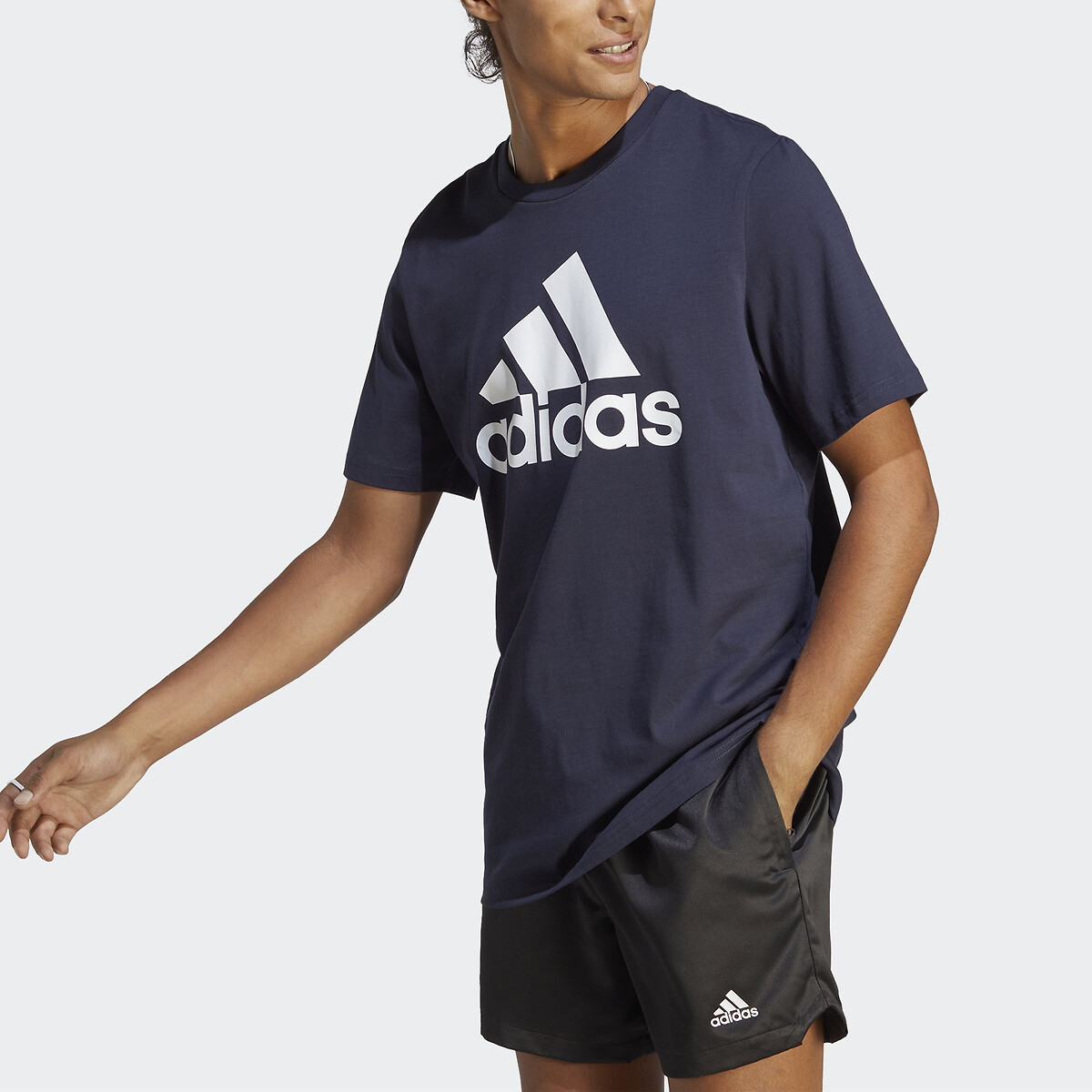 ADIDAS ROUPAS ESPORTIVAS<br>Camiseta em jersey Essentials com logo grande