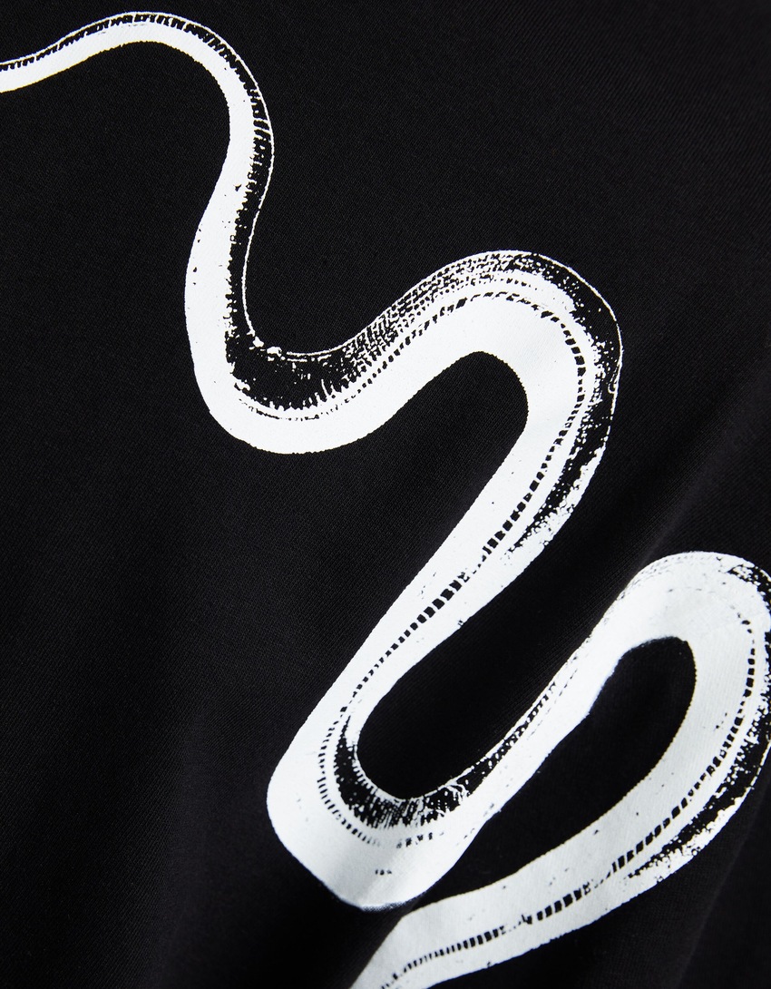 Camiseta de manga curta com estampa e modelagem quadrada