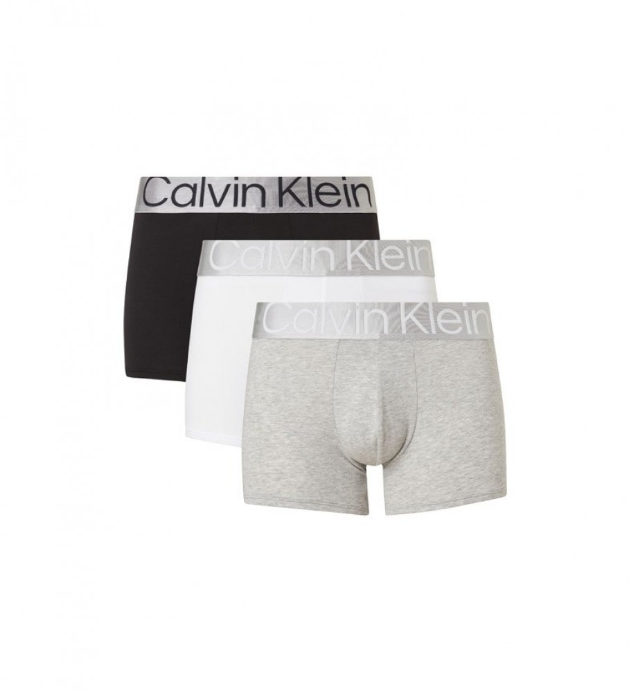 Conjunto com 3 cuecas boxer clássicas Calvin Klein nas cores branca, cinza e preta.