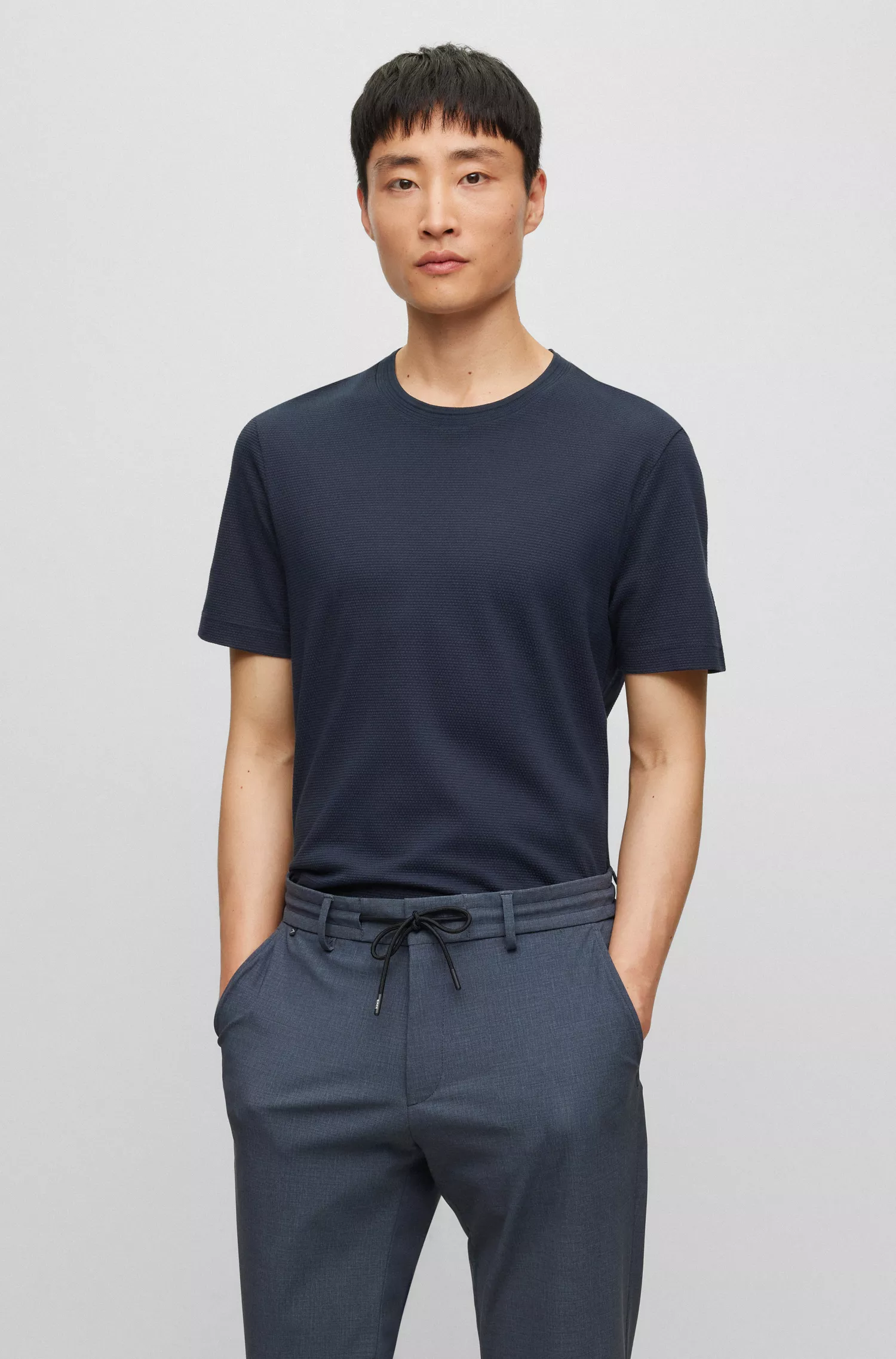 Camiseta BOSS preta em mistura de algodão com estrutura em jacquard de bolhas.